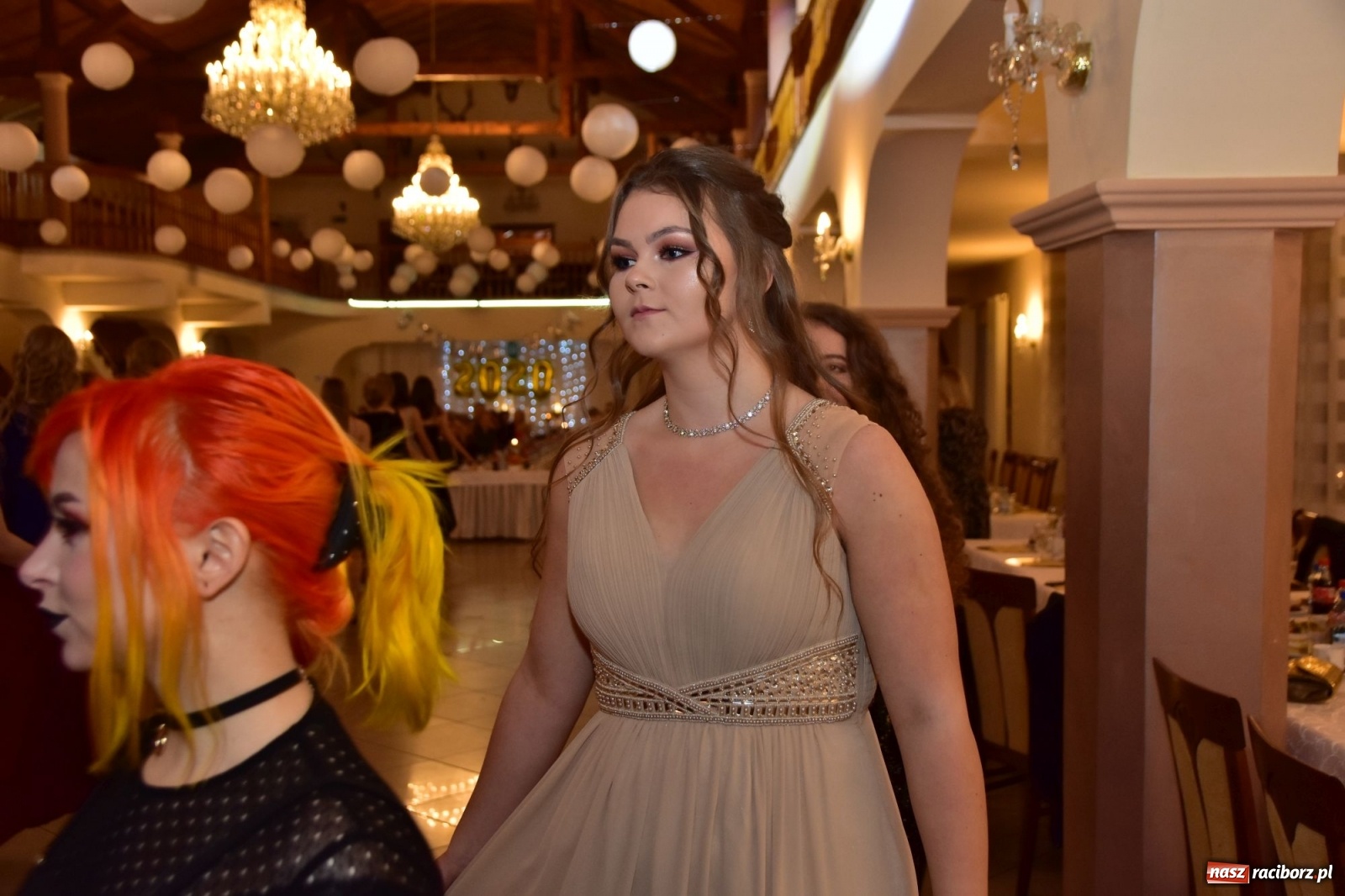 Zdjęcie w galerii na portalu naszraciborz.pl: Maturzyści z Mechanika wyszli do studniówkowego poloneza [FOTO i WIDEO] wiadomości z regionu