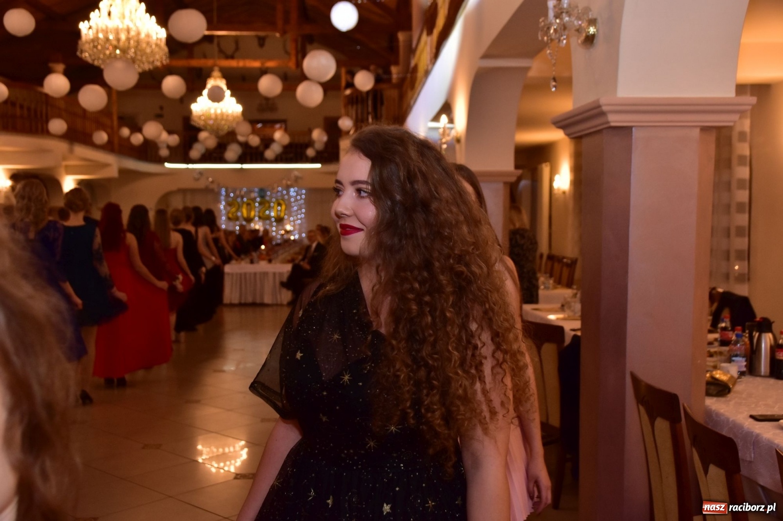 Zdjęcie w galerii na portalu naszraciborz.pl: Maturzyści z Mechanika wyszli do studniówkowego poloneza [FOTO i WIDEO] wiadomości z regionu