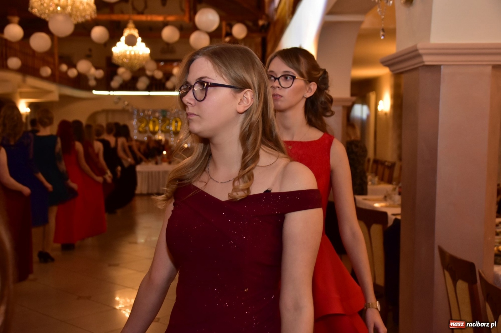 Zdjęcie w galerii na portalu naszraciborz.pl: Maturzyści z Mechanika wyszli do studniówkowego poloneza [FOTO i WIDEO] wiadomości z regionu