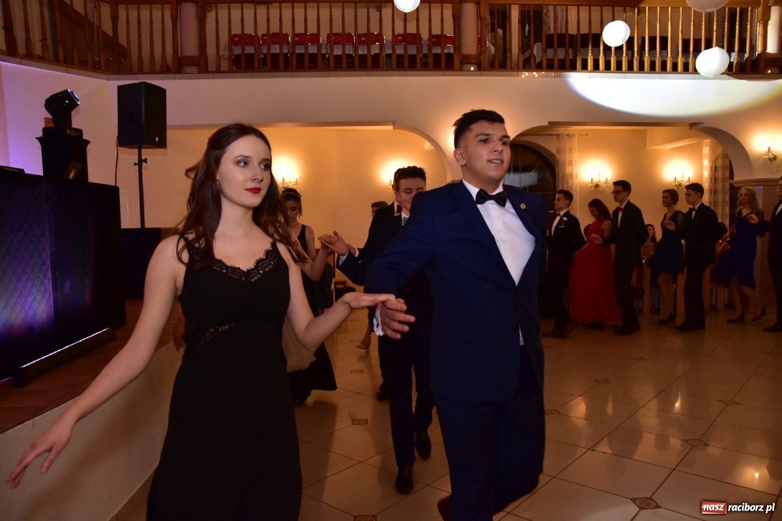 Zdjęcie w galerii na portalu naszraciborz.pl: Maturzyści z Mechanika wyszli do studniówkowego poloneza [FOTO i WIDEO] wiadomości z regionu