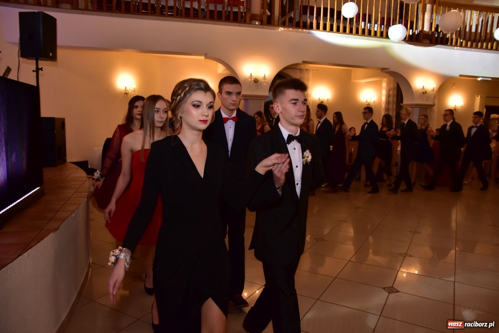 Zdjęcie w galerii na portalu naszraciborz.pl: Maturzyści z Mechanika wyszli do studniówkowego poloneza [FOTO i WIDEO] wiadomości z regionu