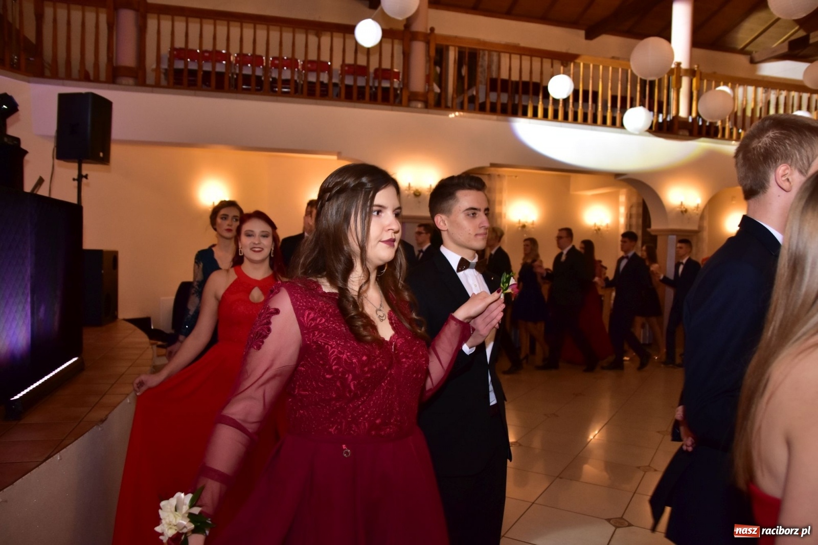 Zdjęcie w galerii na portalu naszraciborz.pl: Maturzyści z Mechanika wyszli do studniówkowego poloneza [FOTO i WIDEO] wiadomości z regionu