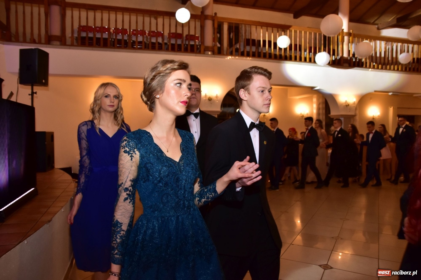 Zdjęcie w galerii na portalu naszraciborz.pl: Maturzyści z Mechanika wyszli do studniówkowego poloneza [FOTO i WIDEO] wiadomości z regionu