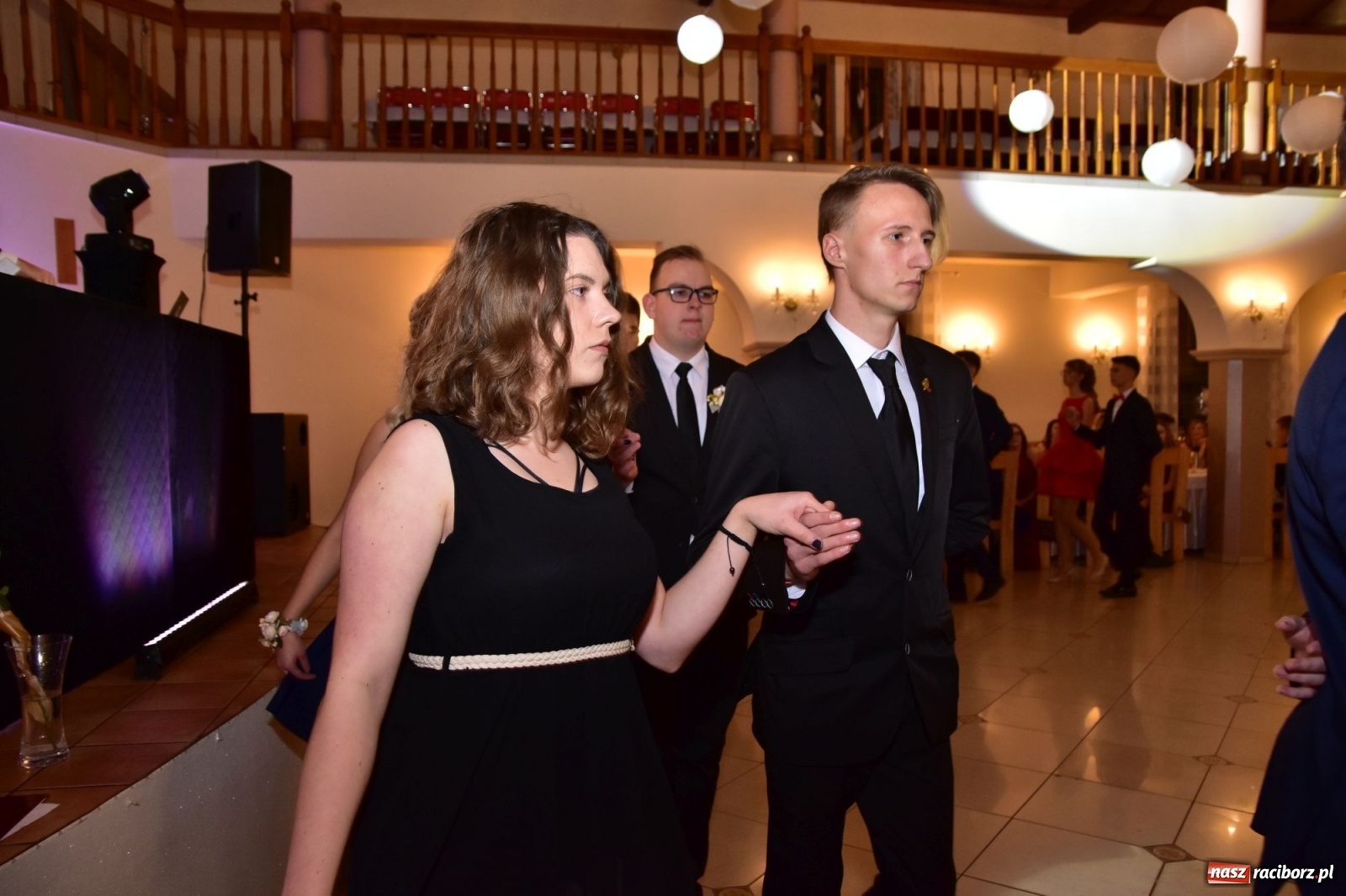 Zdjęcie w galerii na portalu naszraciborz.pl: Maturzyści z Mechanika wyszli do studniówkowego poloneza [FOTO i WIDEO] wiadomości z regionu