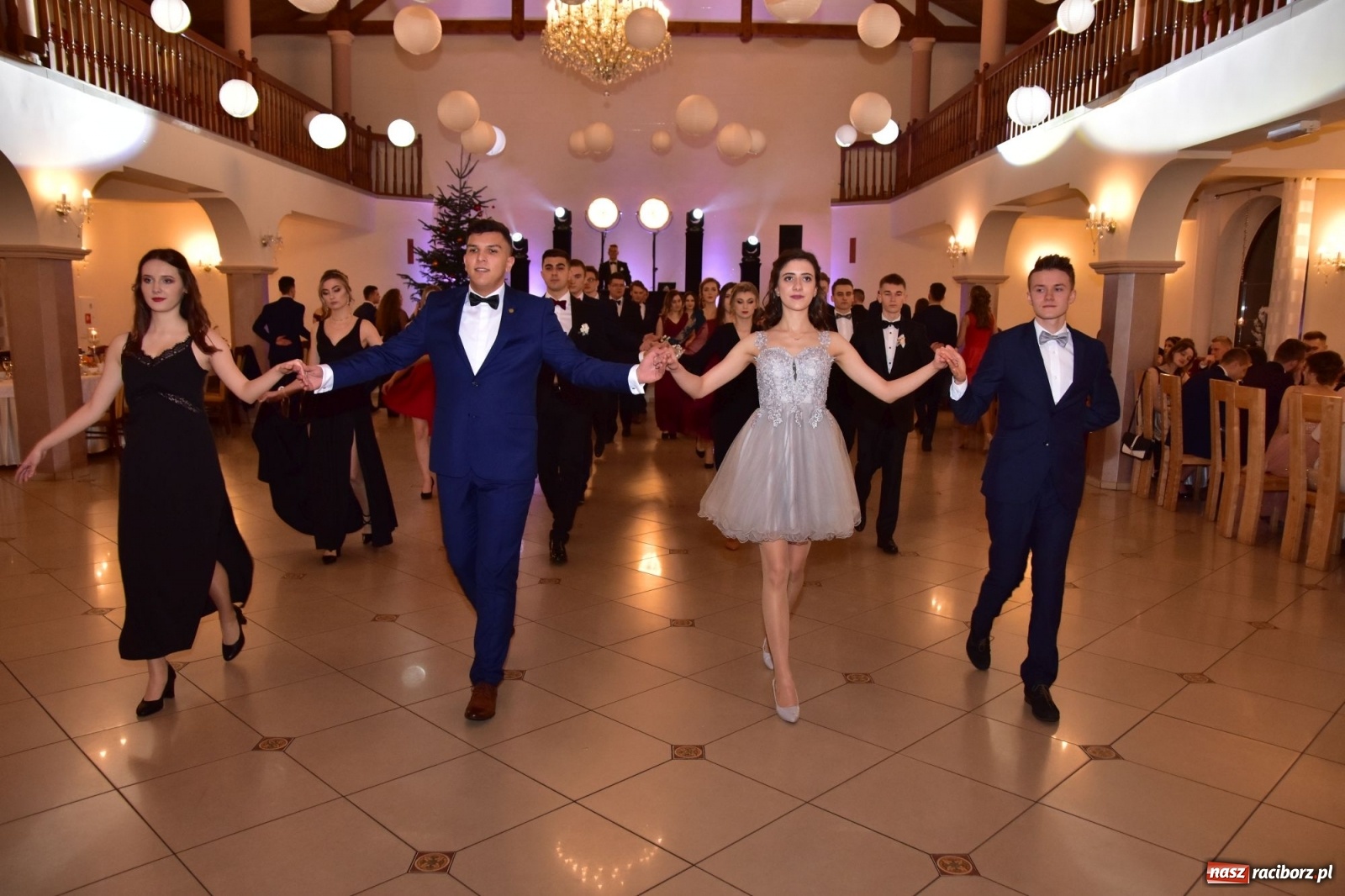 Zdjęcie w galerii na portalu naszraciborz.pl: Maturzyści z Mechanika wyszli do studniówkowego poloneza [FOTO i WIDEO] wiadomości z regionu