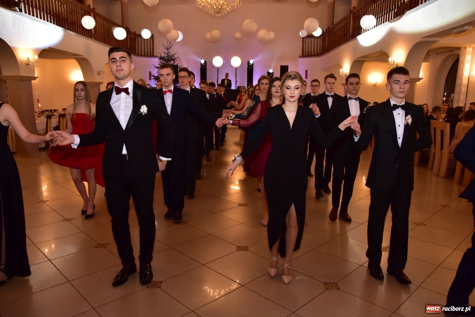 Zdjęcie w galerii na portalu naszraciborz.pl: Maturzyści z Mechanika wyszli do studniówkowego poloneza [FOTO i WIDEO] wiadomości z regionu