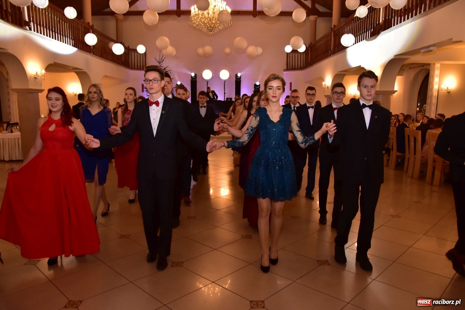 Zdjęcie w galerii na portalu naszraciborz.pl: Maturzyści z Mechanika wyszli do studniówkowego poloneza [FOTO i WIDEO] wiadomości z regionu