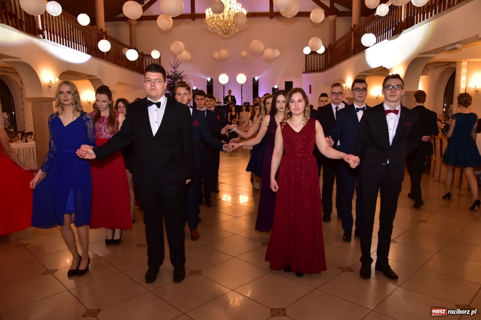 Zdjęcie w galerii na portalu naszraciborz.pl: Maturzyści z Mechanika wyszli do studniówkowego poloneza [FOTO i WIDEO] wiadomości z regionu