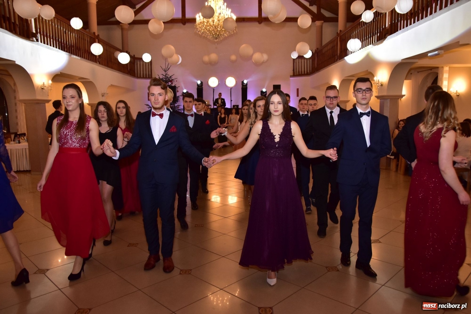 Zdjęcie w galerii na portalu naszraciborz.pl: Maturzyści z Mechanika wyszli do studniówkowego poloneza [FOTO i WIDEO] wiadomości z regionu