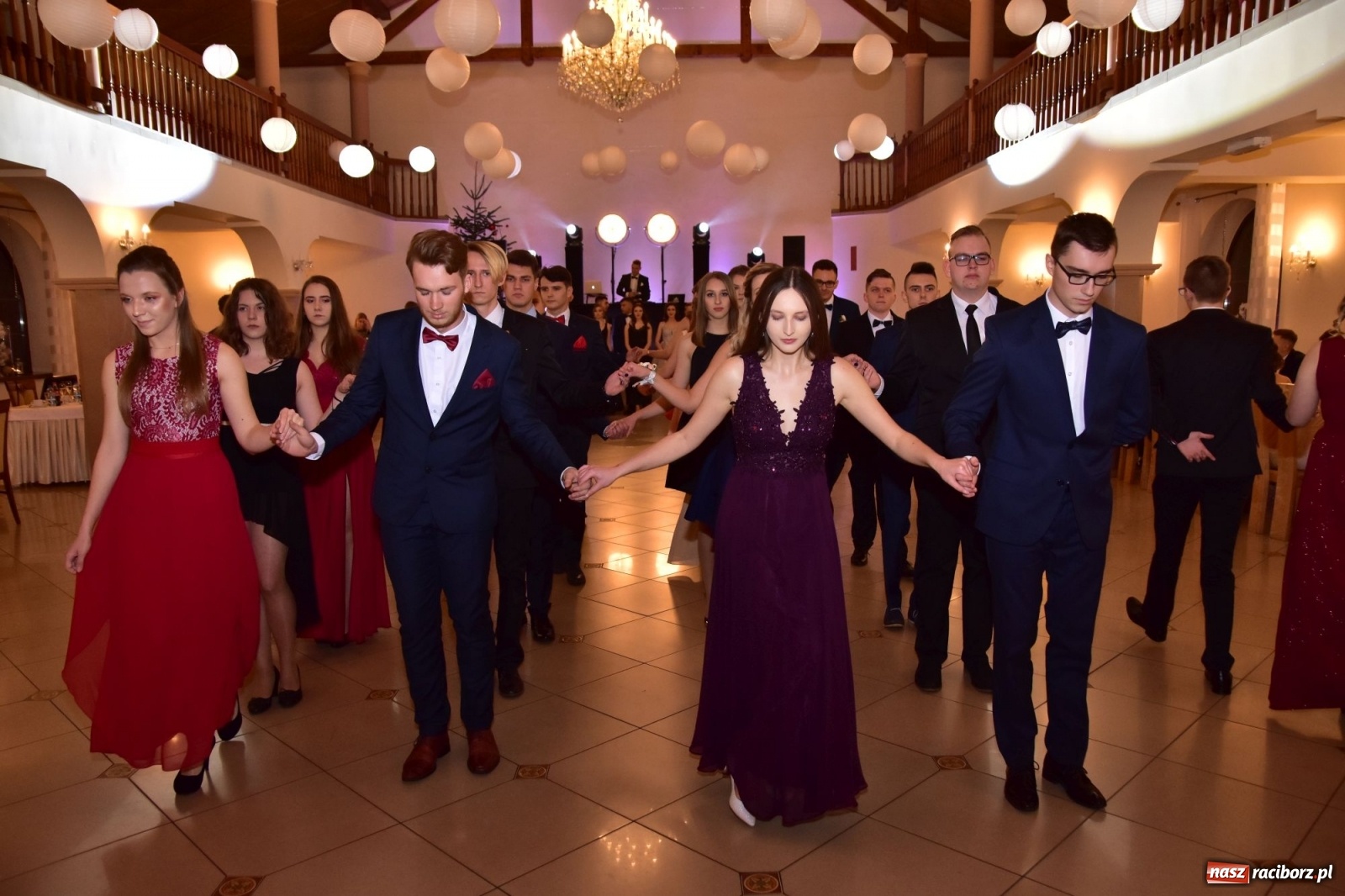 Zdjęcie w galerii na portalu naszraciborz.pl: Maturzyści z Mechanika wyszli do studniówkowego poloneza [FOTO i WIDEO] wiadomości z regionu