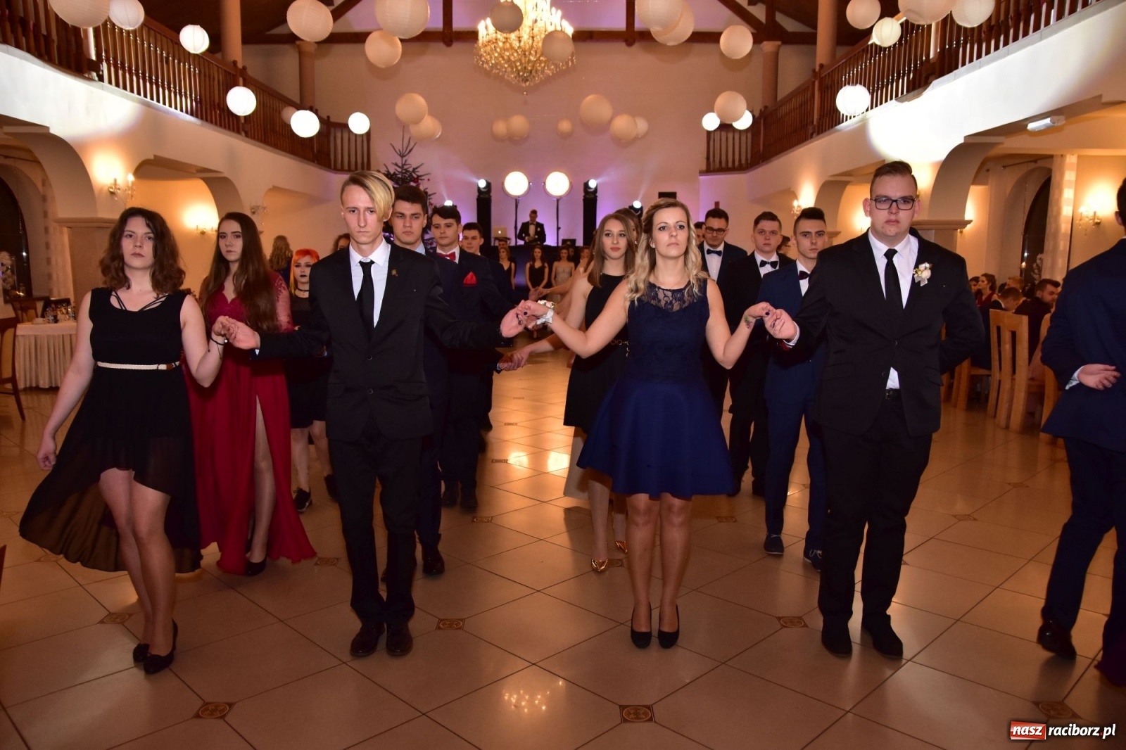 Zdjęcie w galerii na portalu naszraciborz.pl: Maturzyści z Mechanika wyszli do studniówkowego poloneza [FOTO i WIDEO] wiadomości z regionu