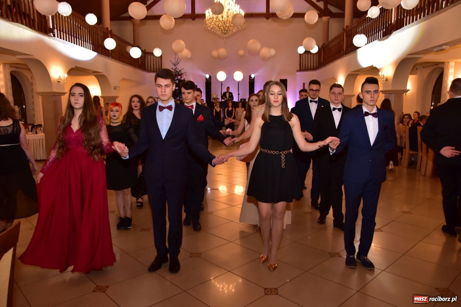 Zdjęcie w galerii na portalu naszraciborz.pl: Maturzyści z Mechanika wyszli do studniówkowego poloneza [FOTO i WIDEO] wiadomości z regionu