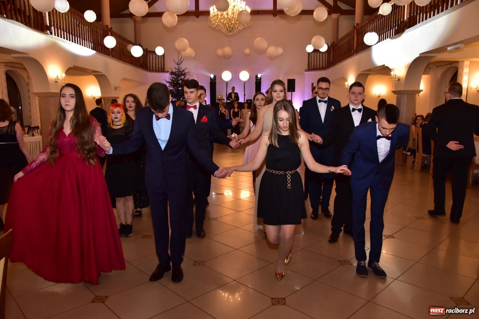 Zdjęcie w galerii na portalu naszraciborz.pl: Maturzyści z Mechanika wyszli do studniówkowego poloneza [FOTO i WIDEO] wiadomości z regionu