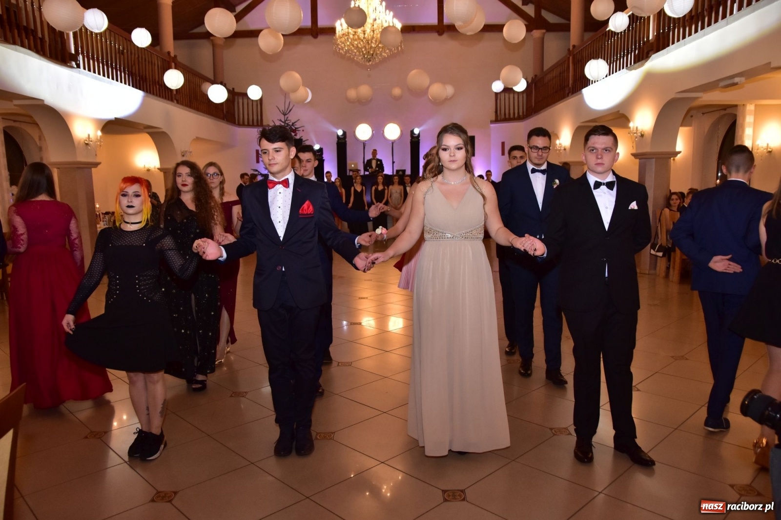 Zdjęcie w galerii na portalu naszraciborz.pl: Maturzyści z Mechanika wyszli do studniówkowego poloneza [FOTO i WIDEO] wiadomości z regionu