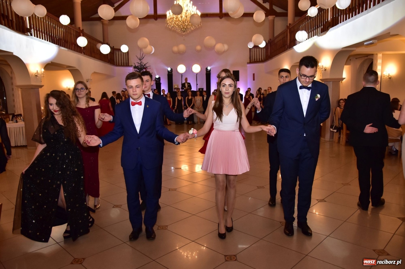 Zdjęcie w galerii na portalu naszraciborz.pl: Maturzyści z Mechanika wyszli do studniówkowego poloneza [FOTO i WIDEO] wiadomości z regionu