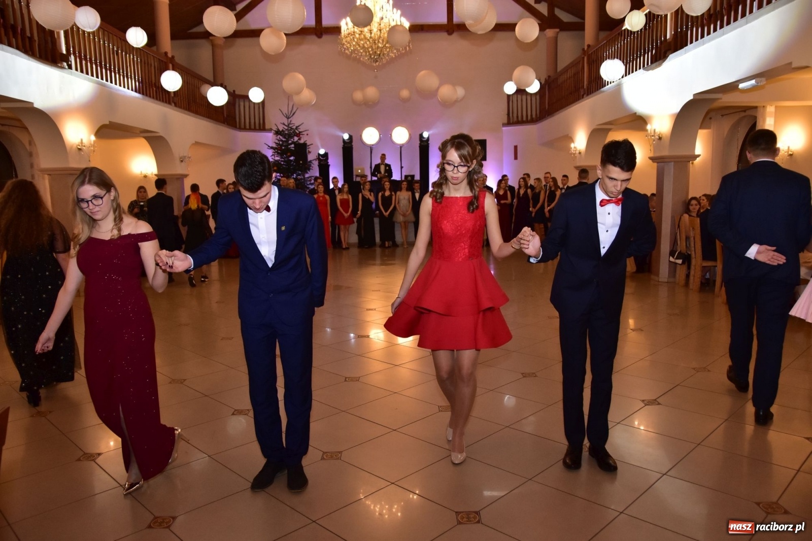 Zdjęcie w galerii na portalu naszraciborz.pl: Maturzyści z Mechanika wyszli do studniówkowego poloneza [FOTO i WIDEO] wiadomości z regionu