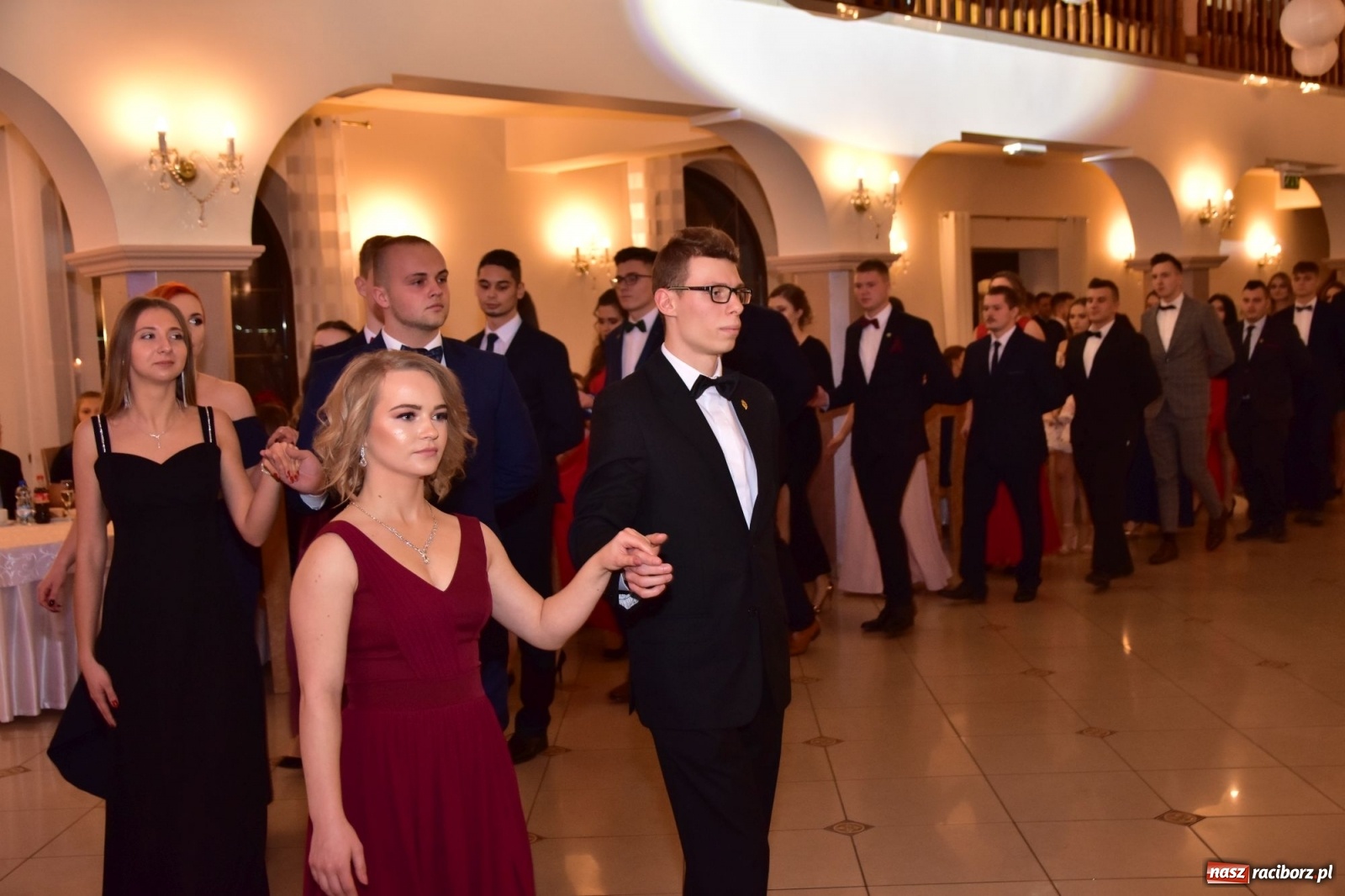 Zdjęcie w galerii na portalu naszraciborz.pl: Maturzyści z Mechanika wyszli do studniówkowego poloneza [FOTO i WIDEO] wiadomości z regionu