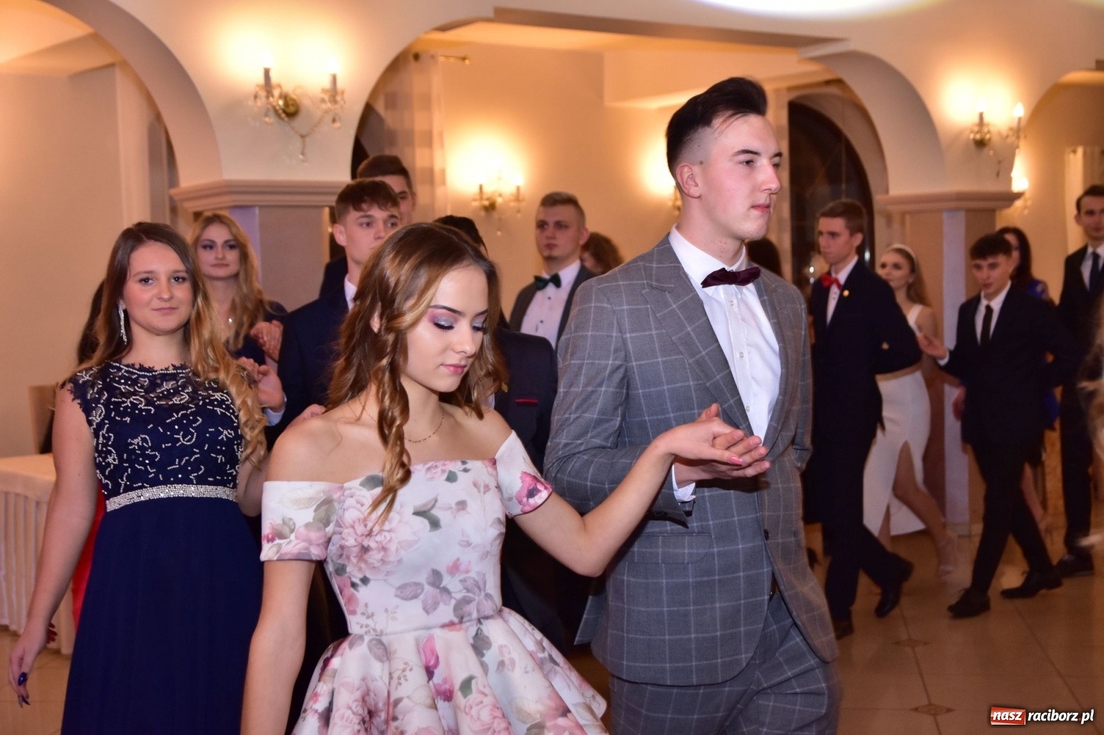 Zdjęcie w galerii na portalu naszraciborz.pl: Maturzyści z Mechanika wyszli do studniówkowego poloneza [FOTO i WIDEO] wiadomości z regionu