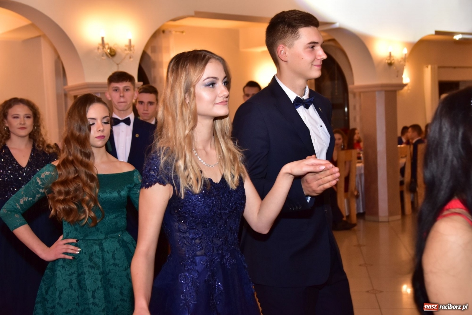 Zdjęcie w galerii na portalu naszraciborz.pl: Maturzyści z Mechanika wyszli do studniówkowego poloneza [FOTO i WIDEO] wiadomości z regionu