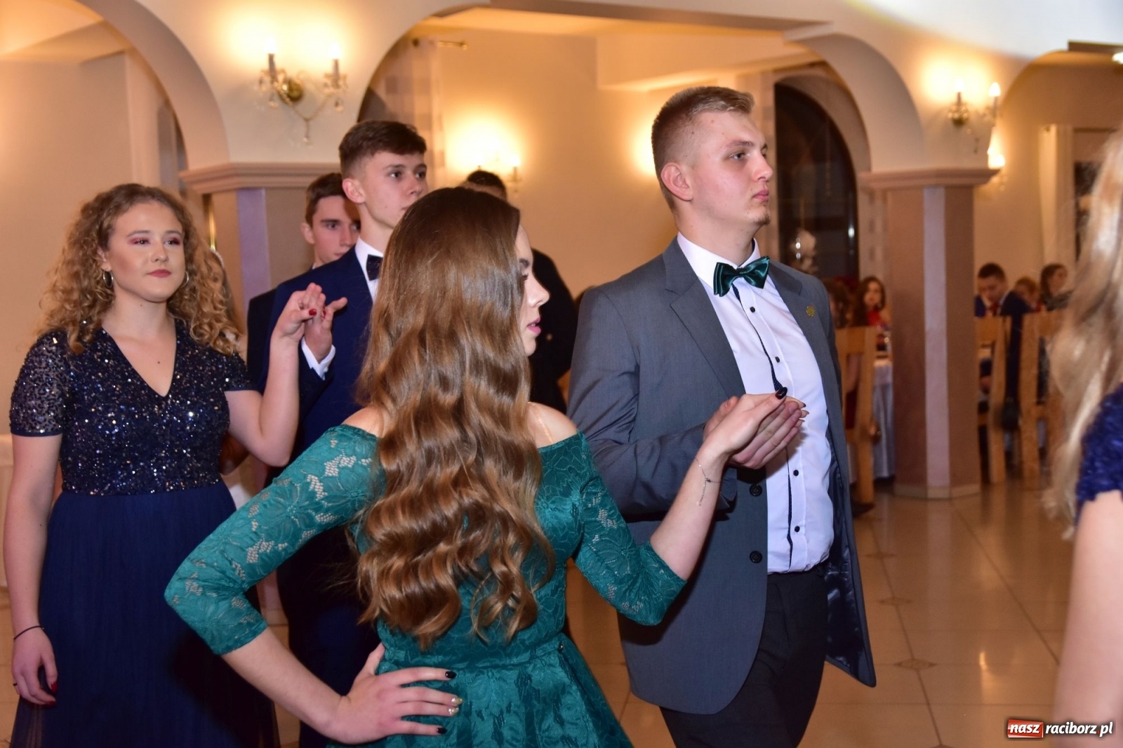 Zdjęcie w galerii na portalu naszraciborz.pl: Maturzyści z Mechanika wyszli do studniówkowego poloneza [FOTO i WIDEO] wiadomości z regionu