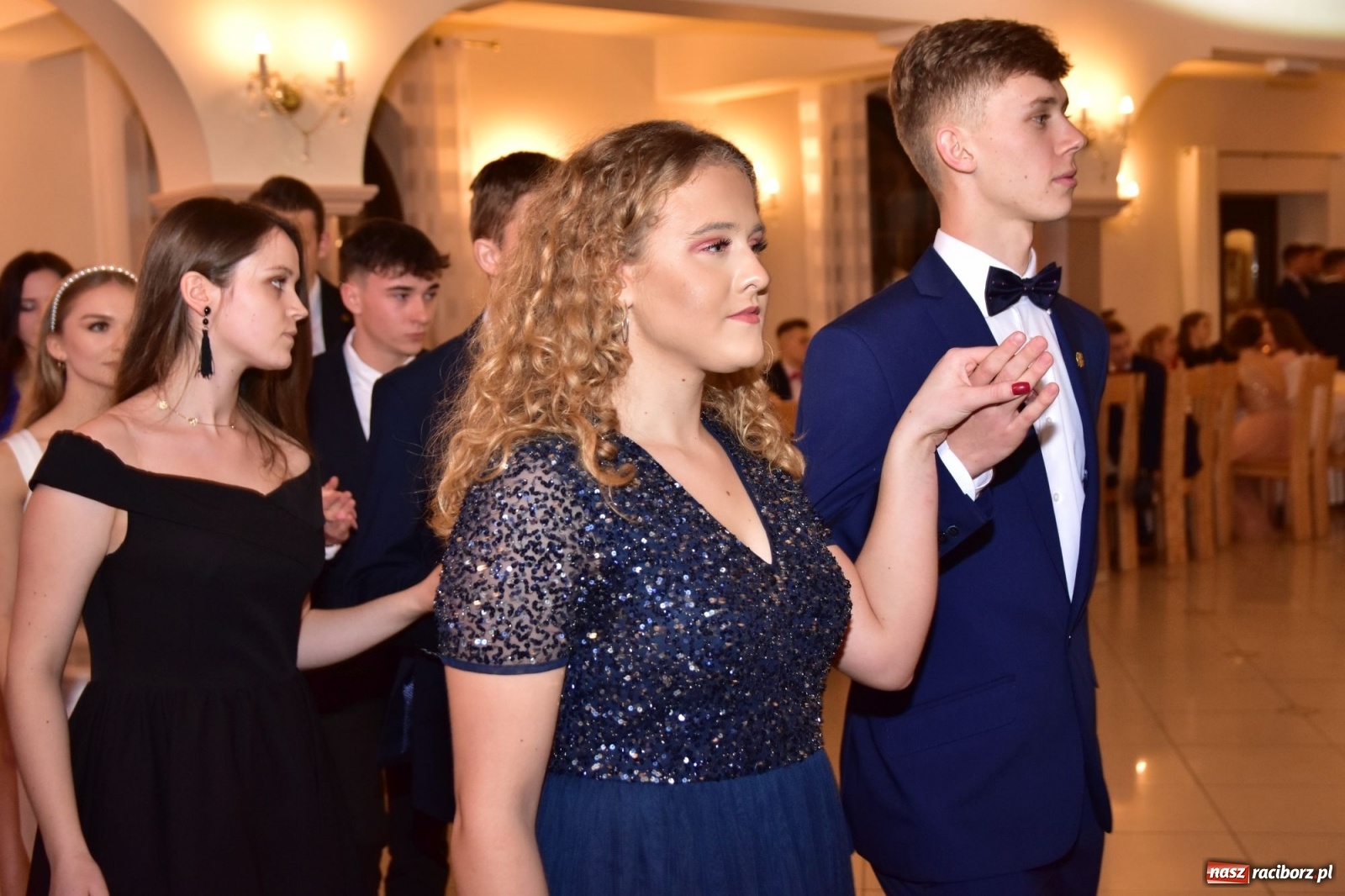 Zdjęcie w galerii na portalu naszraciborz.pl: Maturzyści z Mechanika wyszli do studniówkowego poloneza [FOTO i WIDEO] wiadomości z regionu