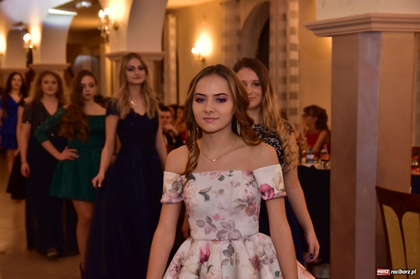 Zdjęcie w galerii na portalu naszraciborz.pl: Maturzyści z Mechanika wyszli do studniówkowego poloneza [FOTO i WIDEO] wiadomości z regionu