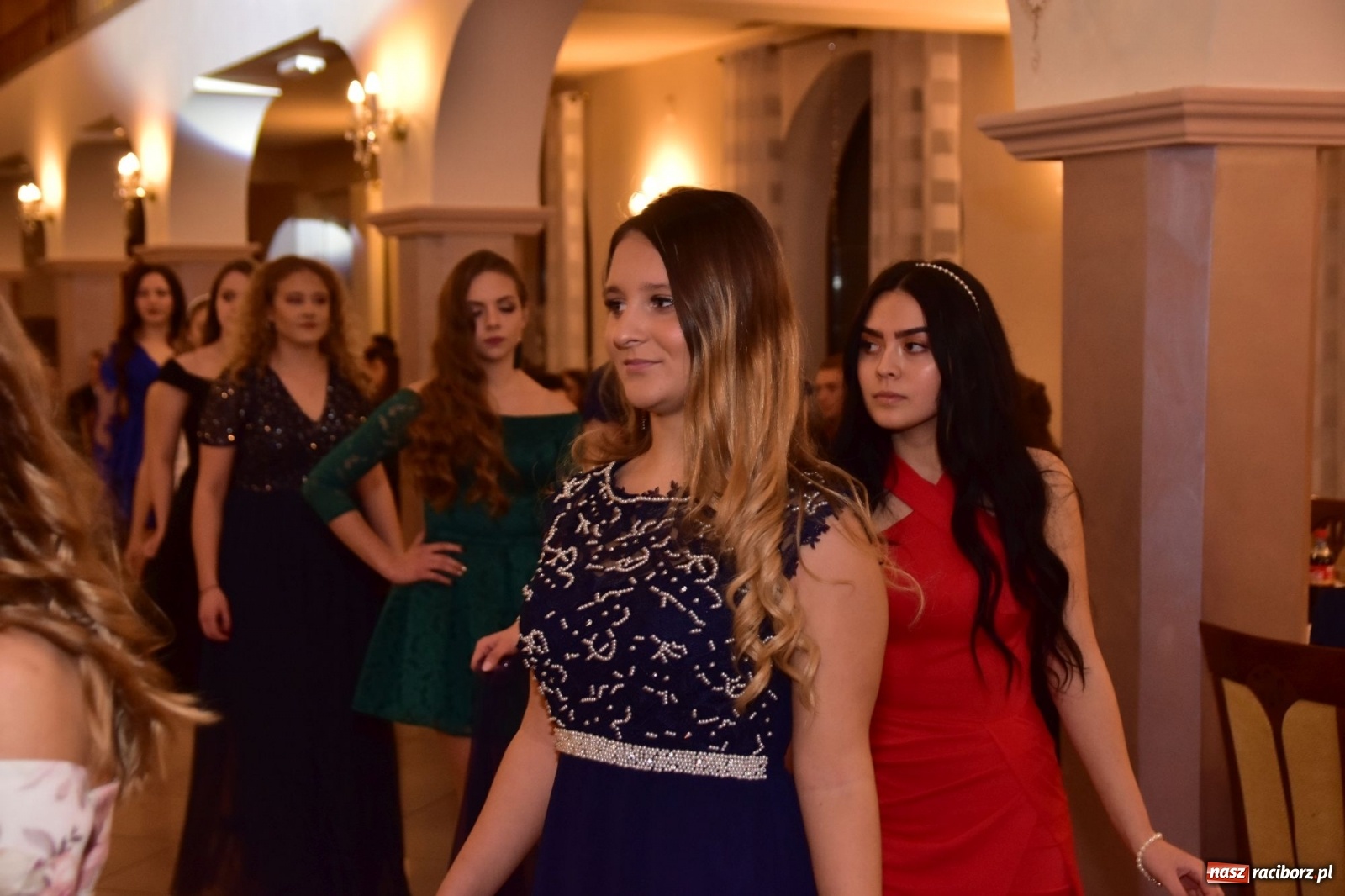 Zdjęcie w galerii na portalu naszraciborz.pl: Maturzyści z Mechanika wyszli do studniówkowego poloneza [FOTO i WIDEO] wiadomości z regionu