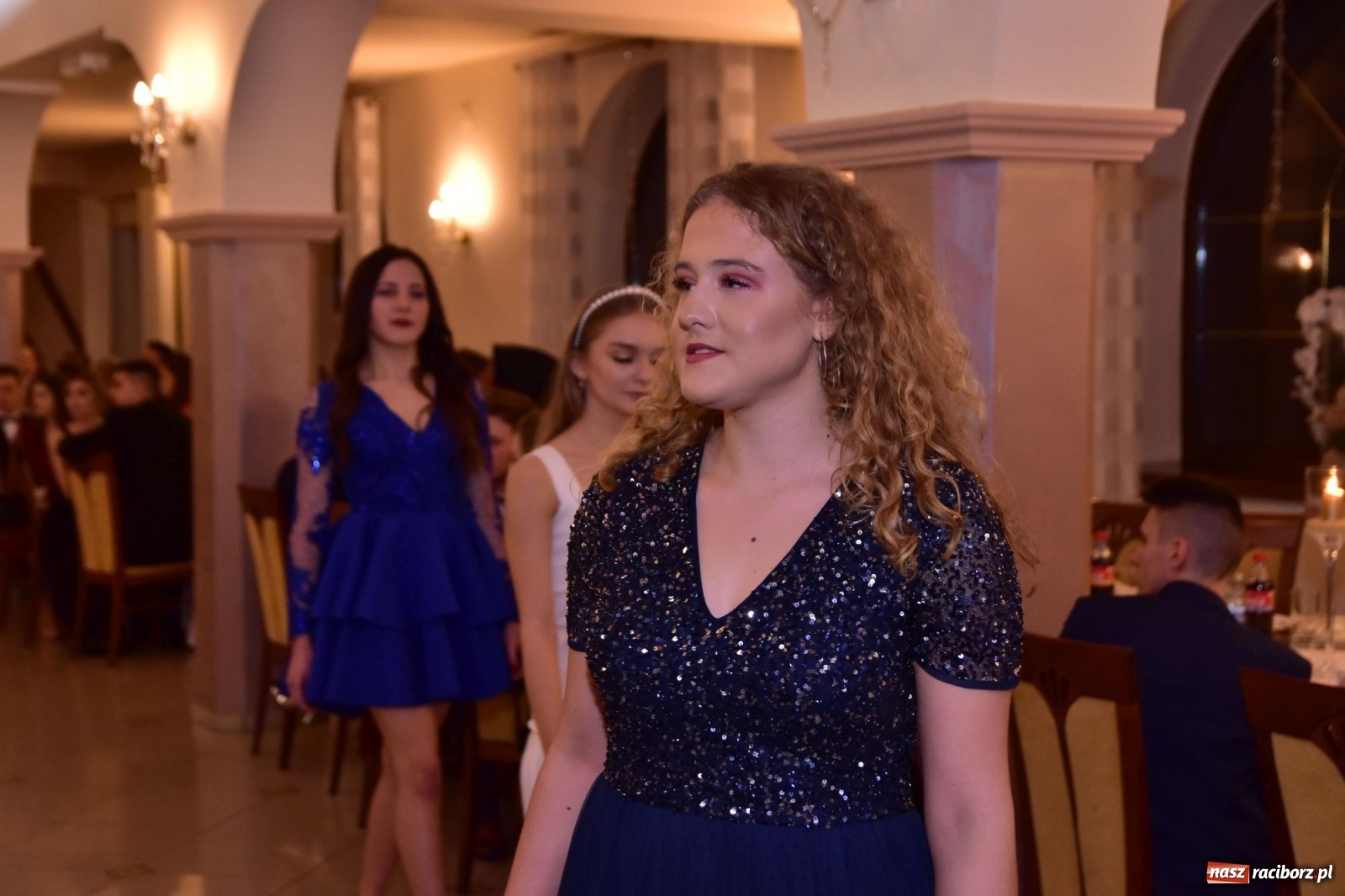 Zdjęcie w galerii na portalu naszraciborz.pl: Maturzyści z Mechanika wyszli do studniówkowego poloneza [FOTO i WIDEO] wiadomości z regionu