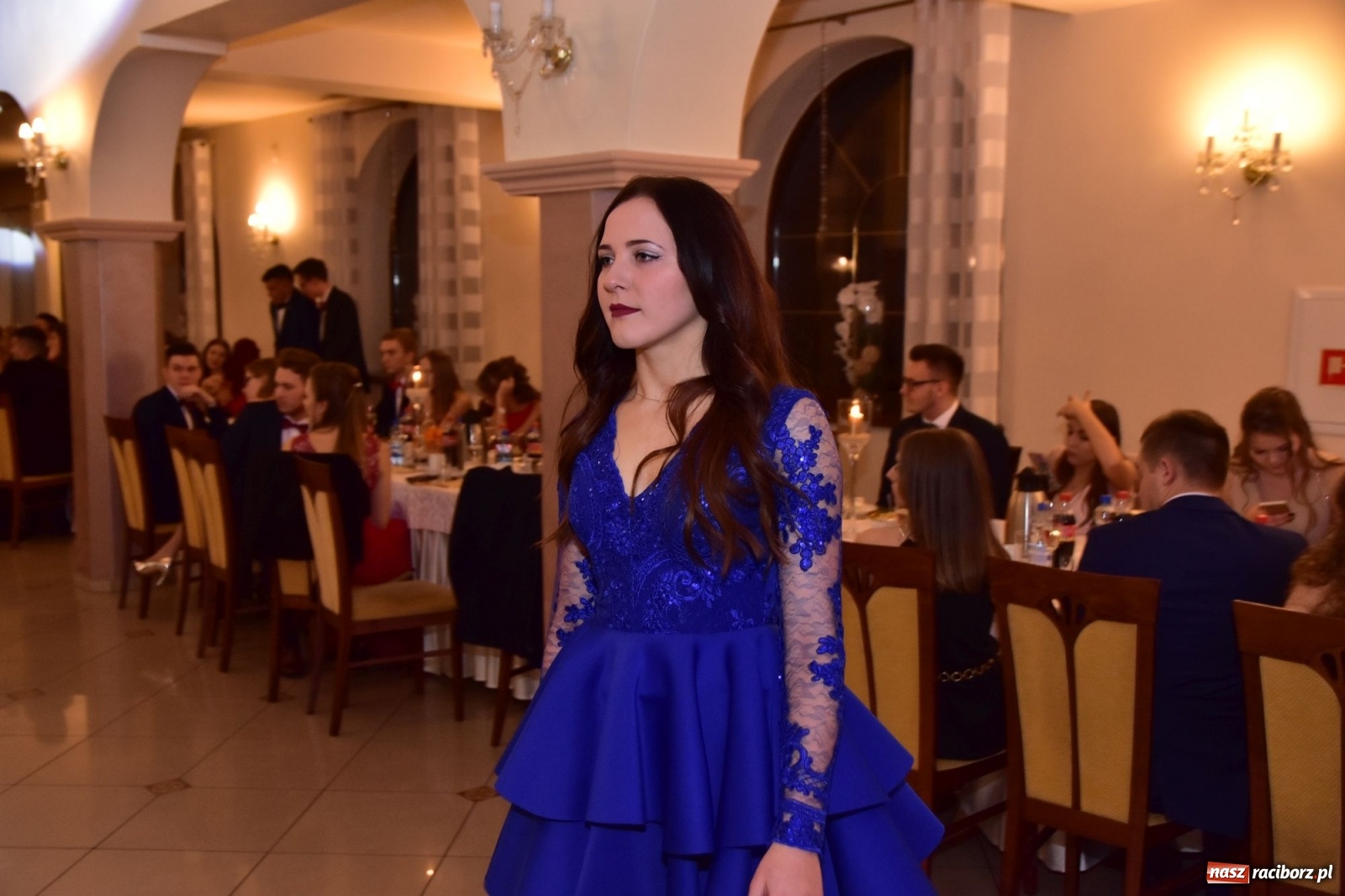 Zdjęcie w galerii na portalu naszraciborz.pl: Maturzyści z Mechanika wyszli do studniówkowego poloneza [FOTO i WIDEO] wiadomości z regionu