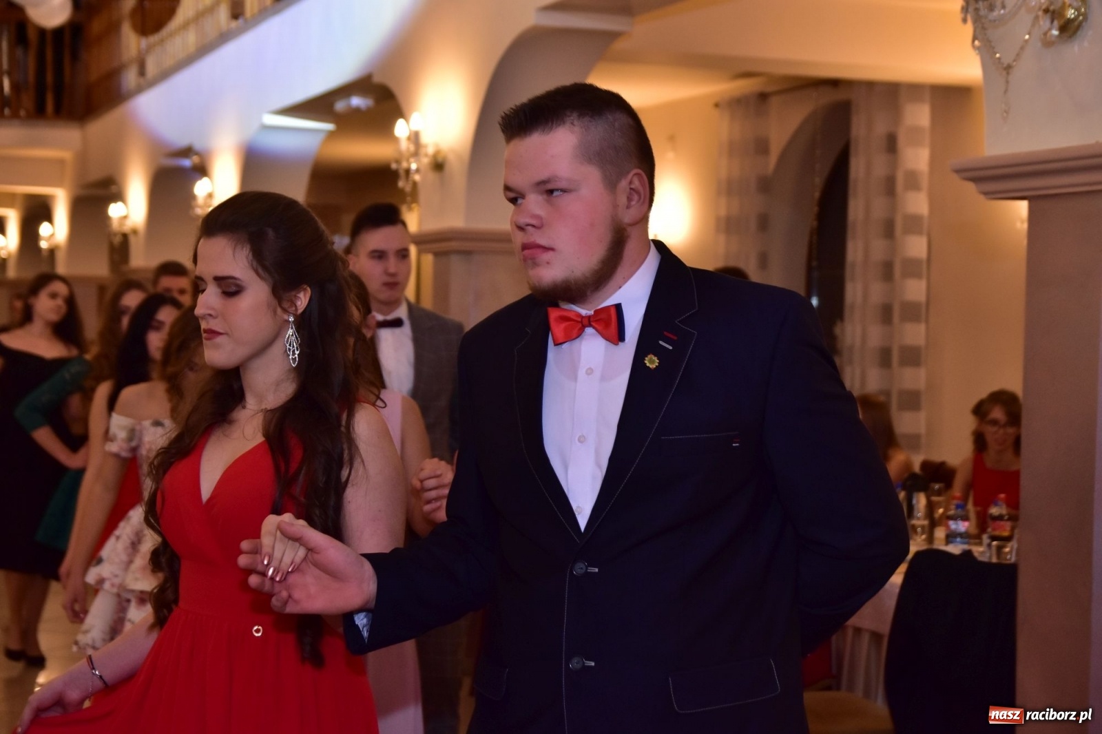 Zdjęcie w galerii na portalu naszraciborz.pl: Maturzyści z Mechanika wyszli do studniówkowego poloneza [FOTO i WIDEO] wiadomości z regionu