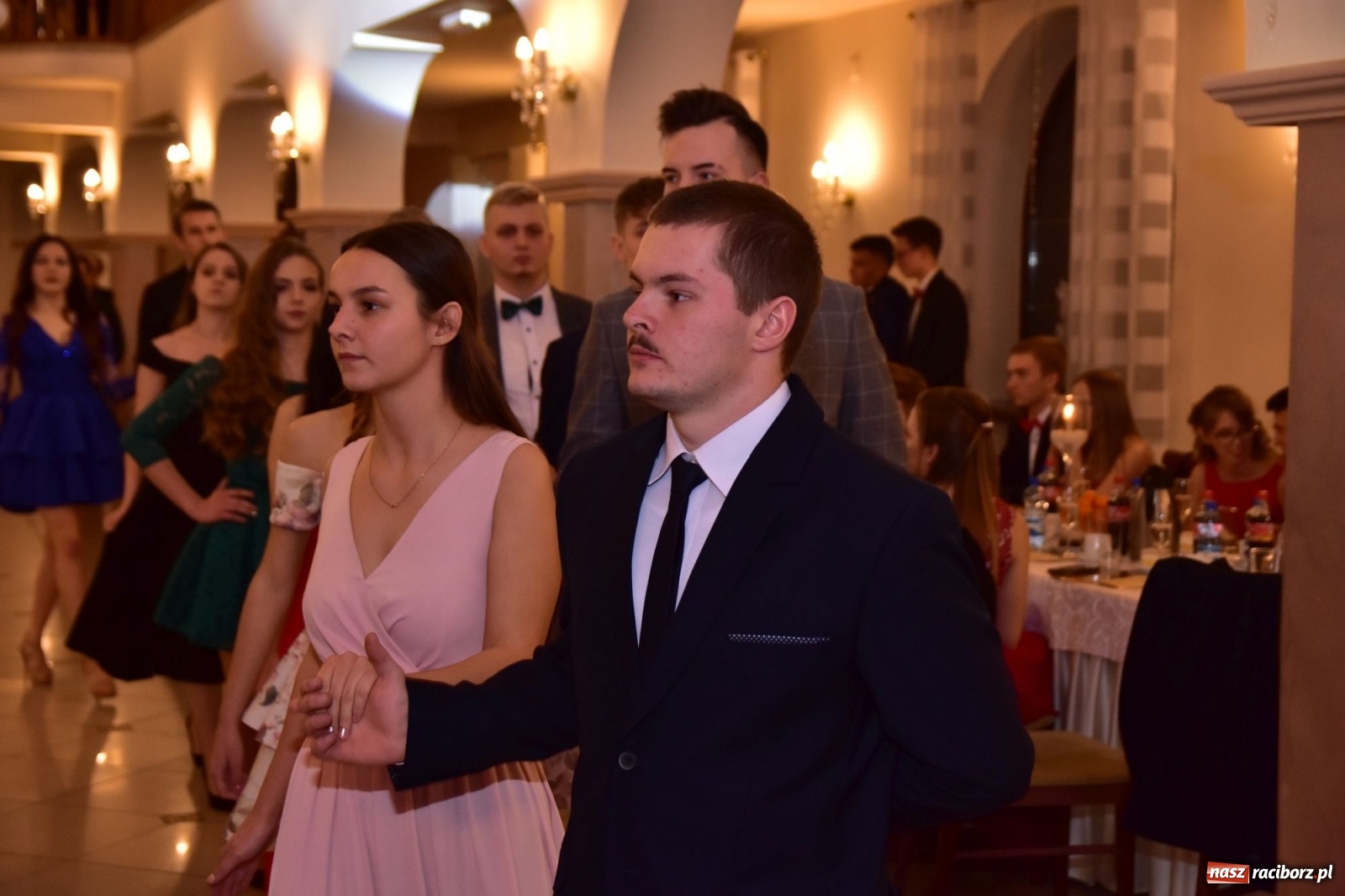 Zdjęcie w galerii na portalu naszraciborz.pl: Maturzyści z Mechanika wyszli do studniówkowego poloneza [FOTO i WIDEO] wiadomości z regionu