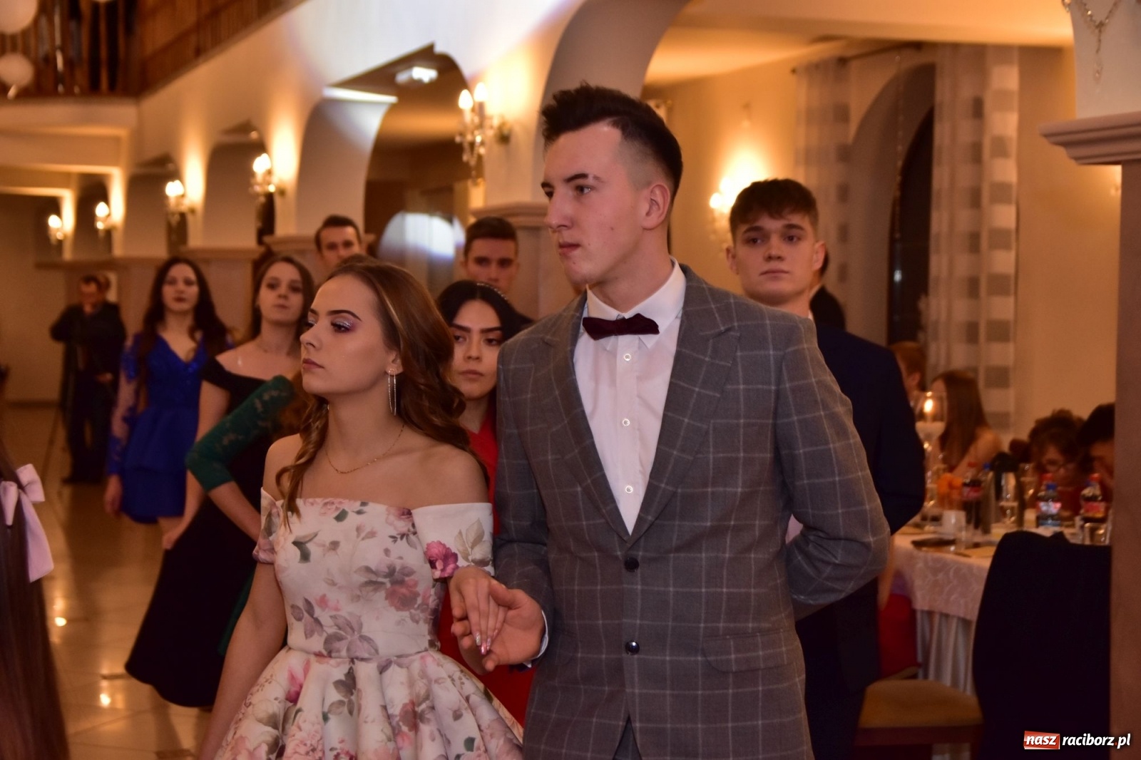 Zdjęcie w galerii na portalu naszraciborz.pl: Maturzyści z Mechanika wyszli do studniówkowego poloneza [FOTO i WIDEO] wiadomości z regionu