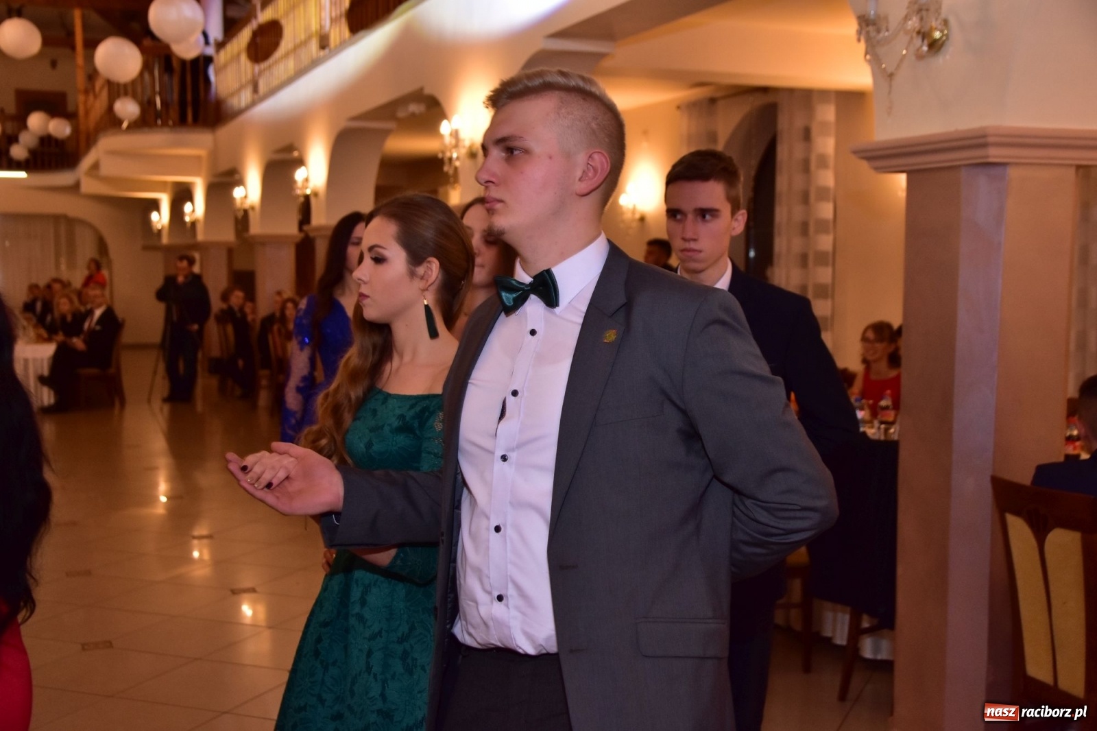 Zdjęcie w galerii na portalu naszraciborz.pl: Maturzyści z Mechanika wyszli do studniówkowego poloneza [FOTO i WIDEO] wiadomości z regionu