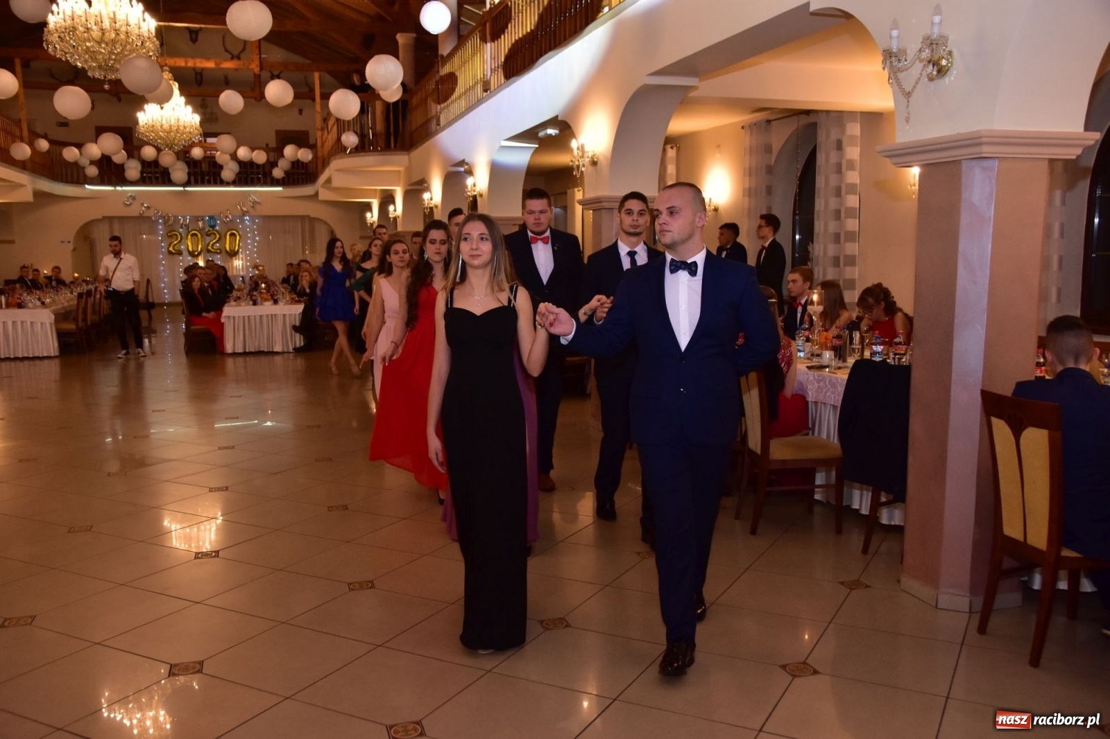 Zdjęcie w galerii na portalu naszraciborz.pl: Maturzyści z Mechanika wyszli do studniówkowego poloneza [FOTO i WIDEO] wiadomości z regionu