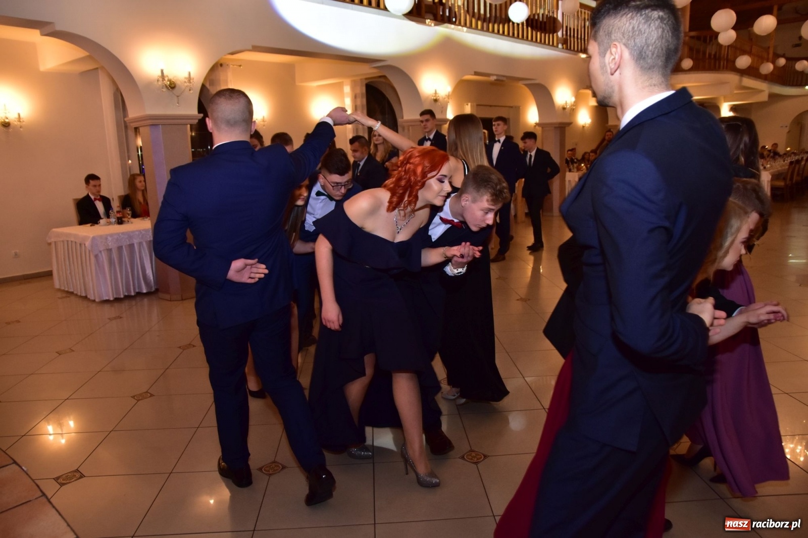 Zdjęcie w galerii na portalu naszraciborz.pl: Maturzyści z Mechanika wyszli do studniówkowego poloneza [FOTO i WIDEO] wiadomości z regionu