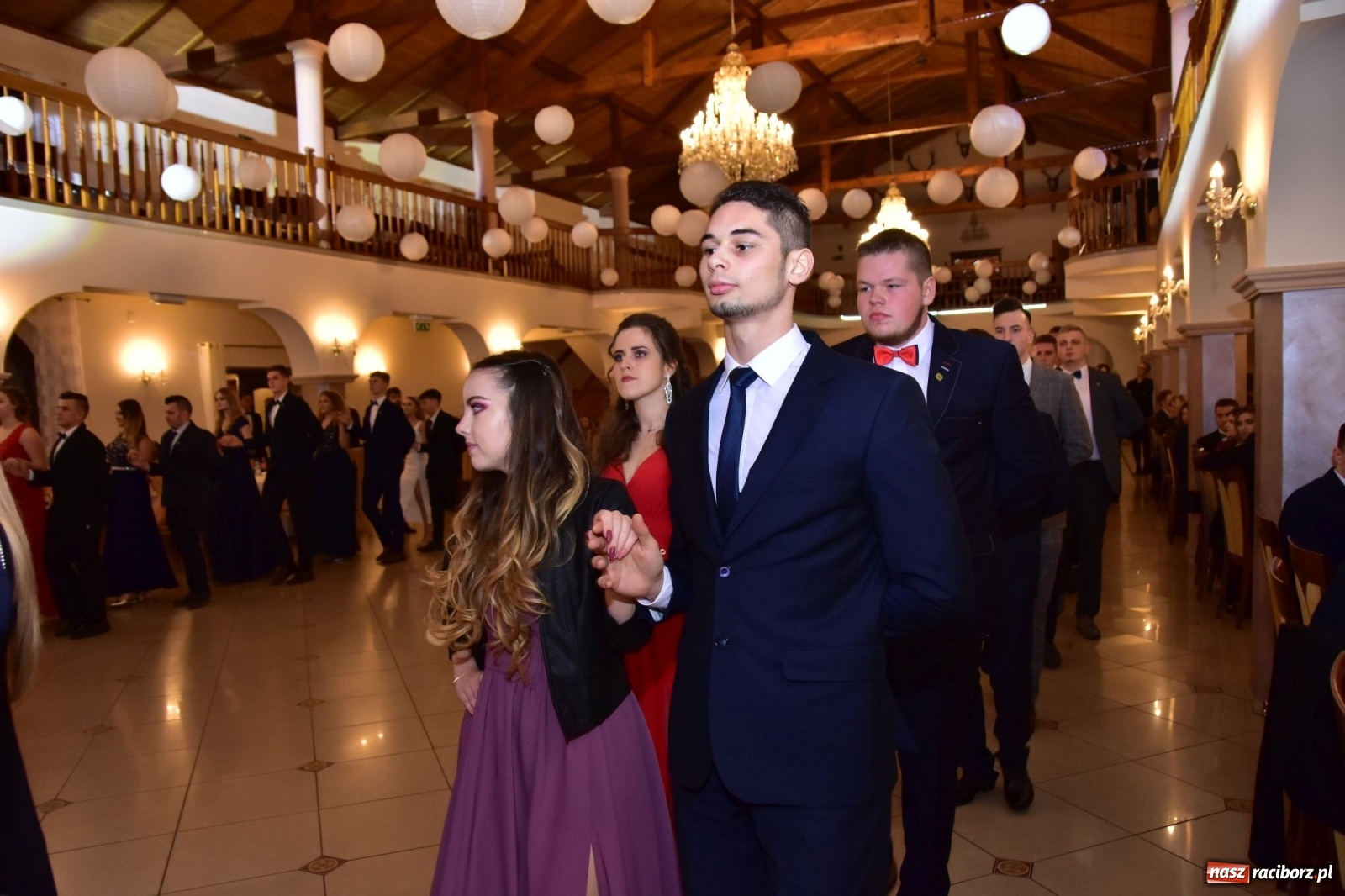 Zdjęcie w galerii na portalu naszraciborz.pl: Maturzyści z Mechanika wyszli do studniówkowego poloneza [FOTO i WIDEO] wiadomości z regionu