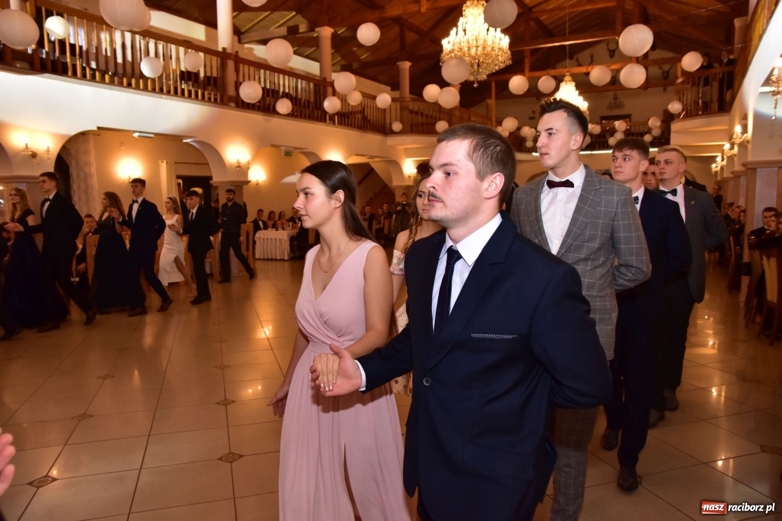 Zdjęcie w galerii na portalu naszraciborz.pl: Maturzyści z Mechanika wyszli do studniówkowego poloneza [FOTO i WIDEO] wiadomości z regionu