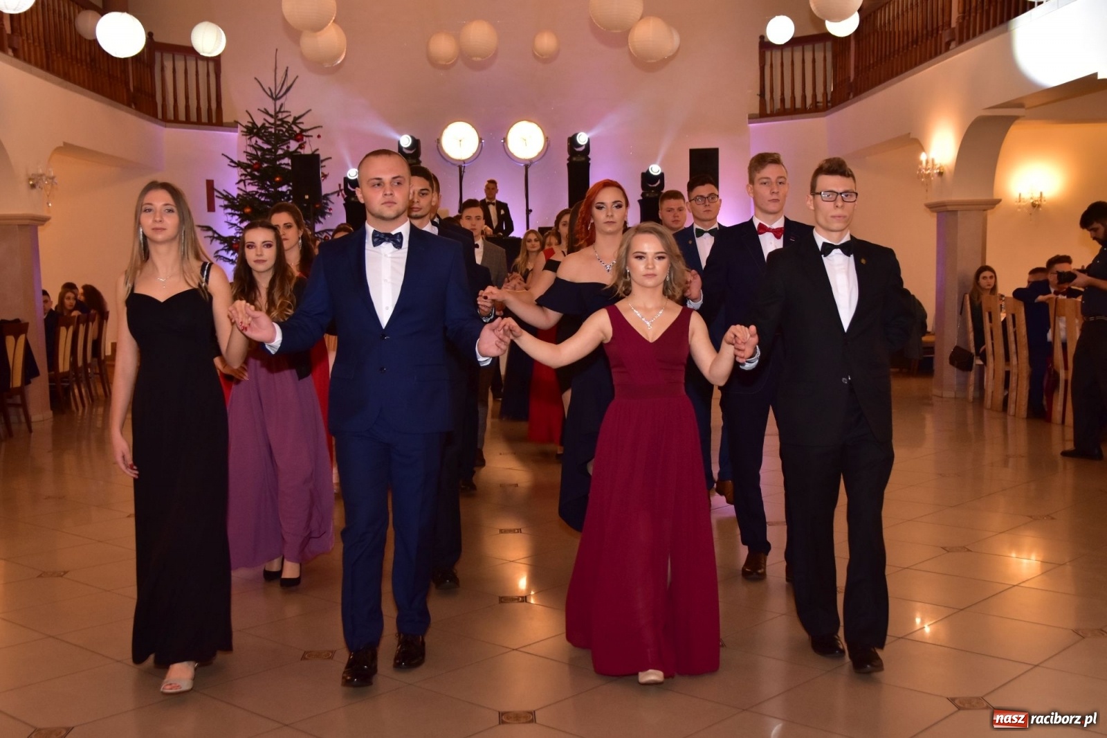 Zdjęcie w galerii na portalu naszraciborz.pl: Maturzyści z Mechanika wyszli do studniówkowego poloneza [FOTO i WIDEO] wiadomości z regionu