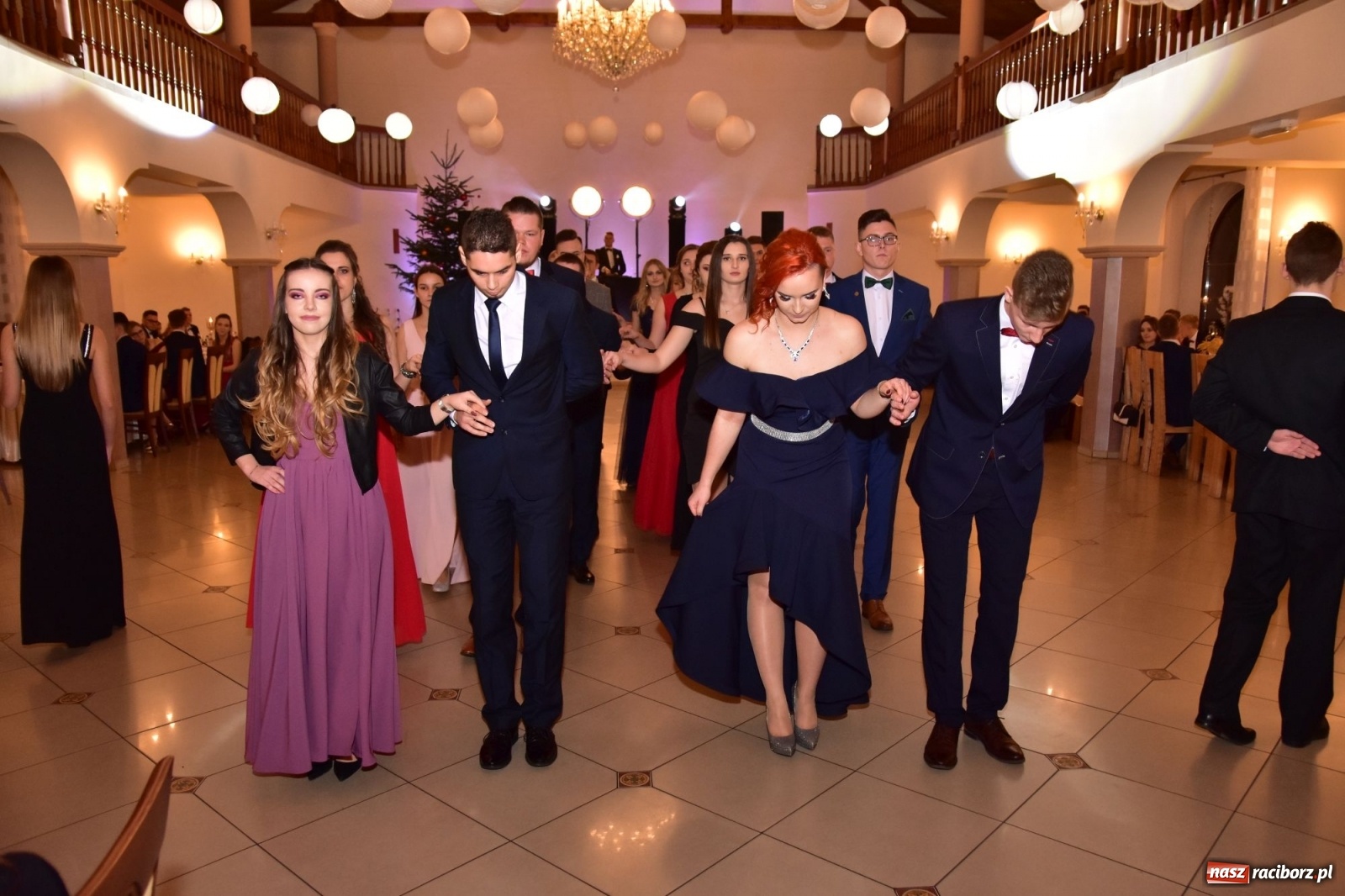 Zdjęcie w galerii na portalu naszraciborz.pl: Maturzyści z Mechanika wyszli do studniówkowego poloneza [FOTO i WIDEO] wiadomości z regionu