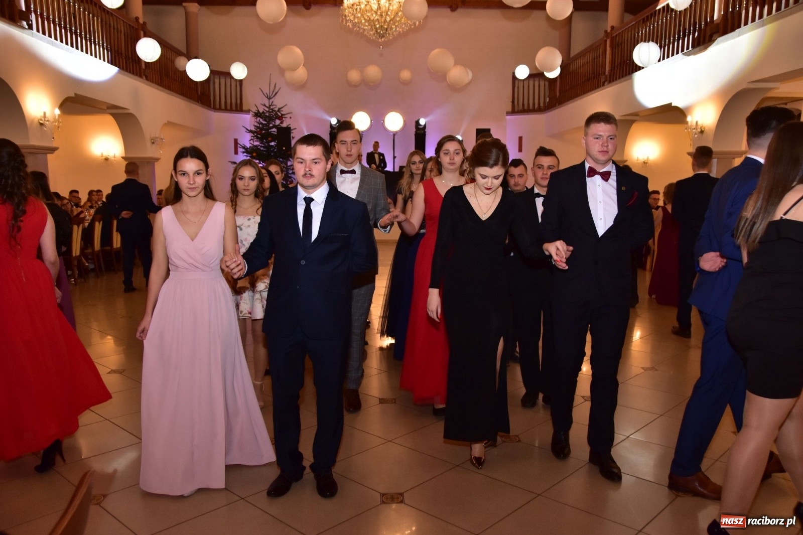 Zdjęcie w galerii na portalu naszraciborz.pl: Maturzyści z Mechanika wyszli do studniówkowego poloneza [FOTO i WIDEO] wiadomości z regionu