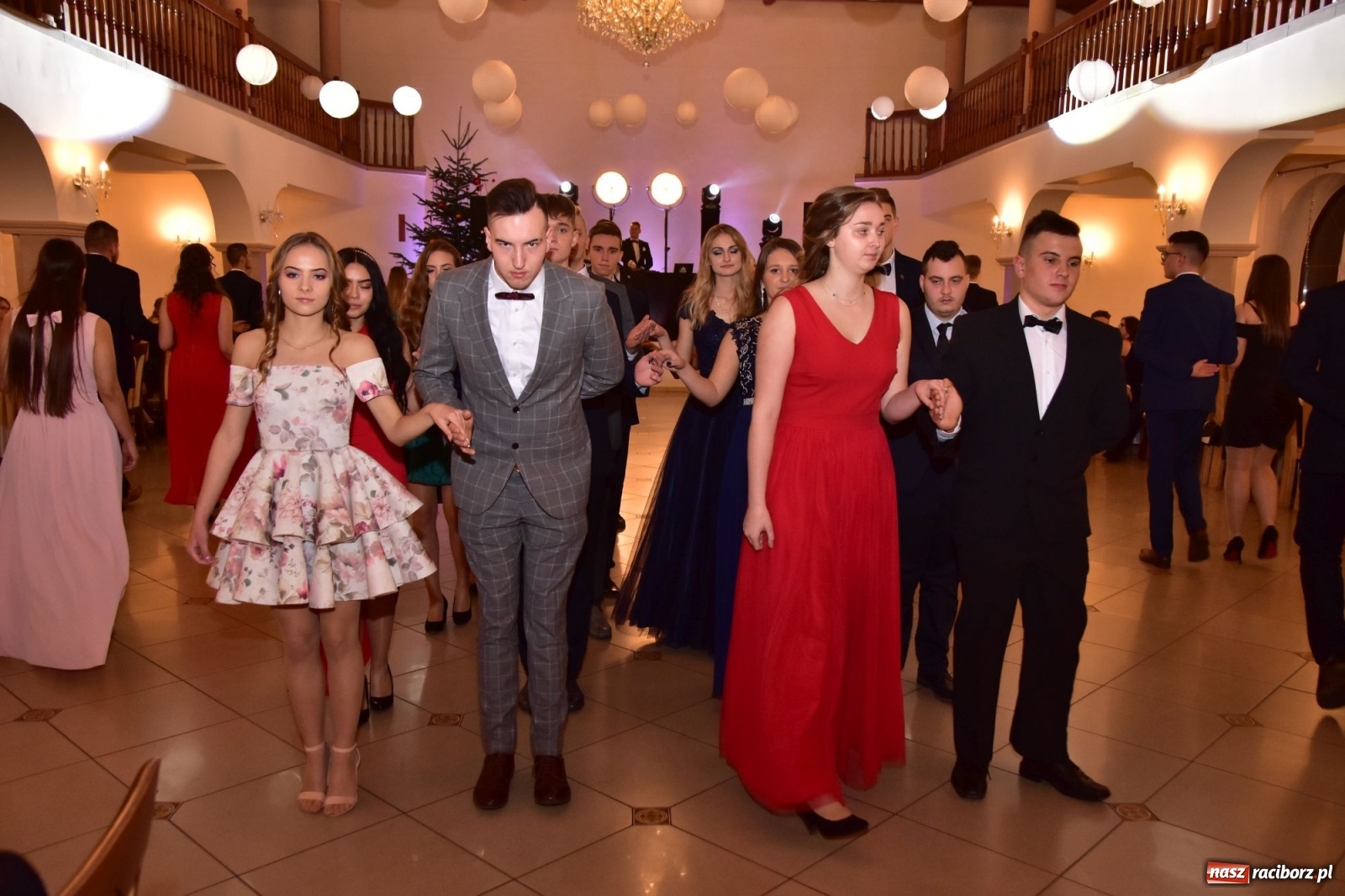 Zdjęcie w galerii na portalu naszraciborz.pl: Maturzyści z Mechanika wyszli do studniówkowego poloneza [FOTO i WIDEO] wiadomości z regionu