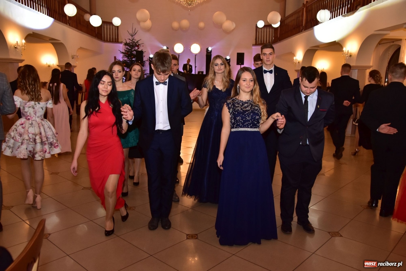 Zdjęcie w galerii na portalu naszraciborz.pl: Maturzyści z Mechanika wyszli do studniówkowego poloneza [FOTO i WIDEO] wiadomości z regionu