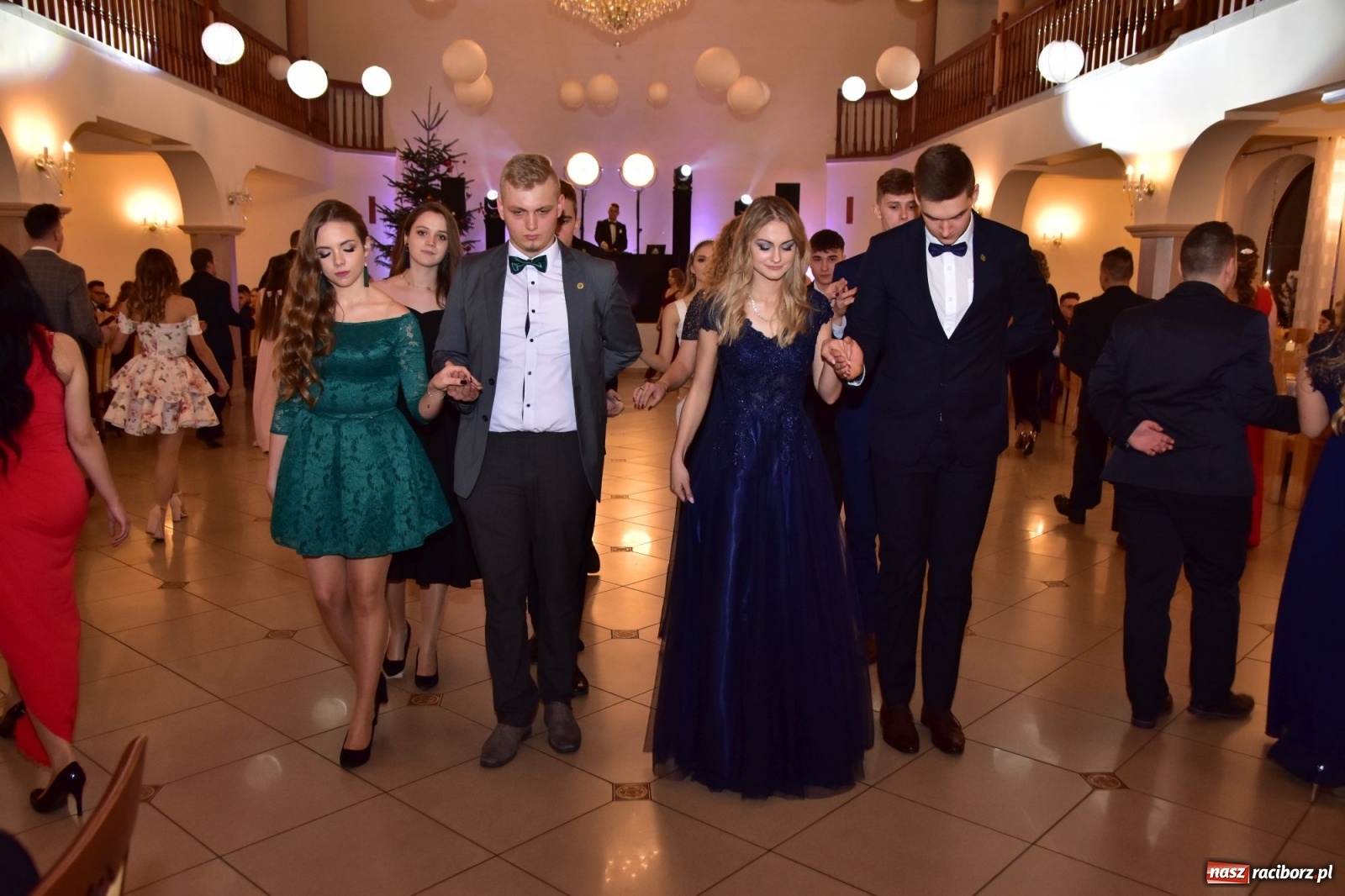 Zdjęcie w galerii na portalu naszraciborz.pl: Maturzyści z Mechanika wyszli do studniówkowego poloneza [FOTO i WIDEO] wiadomości z regionu