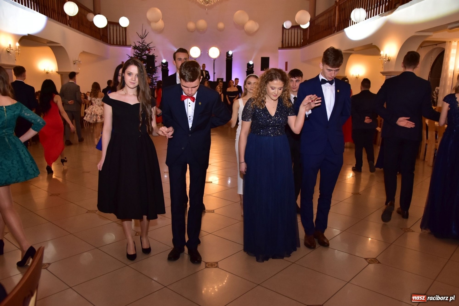 Zdjęcie w galerii na portalu naszraciborz.pl: Maturzyści z Mechanika wyszli do studniówkowego poloneza [FOTO i WIDEO] wiadomości z regionu