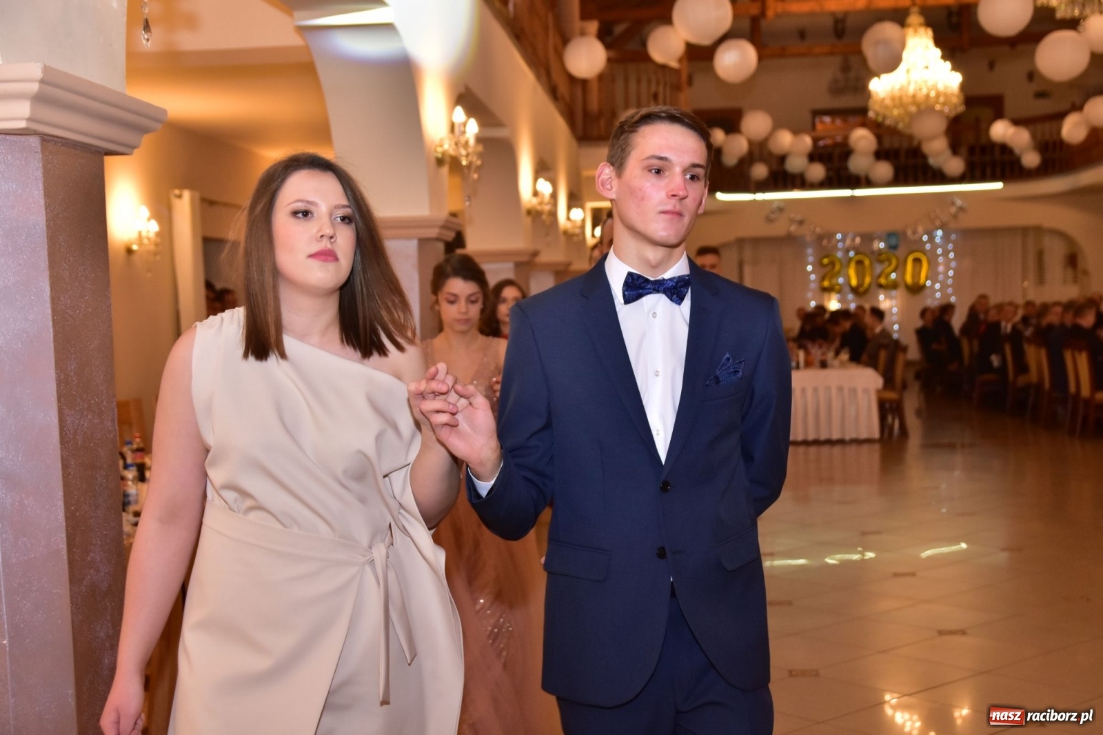 Zdjęcie w galerii na portalu naszraciborz.pl: Maturzyści z Mechanika wyszli do studniówkowego poloneza [FOTO i WIDEO] wiadomości z regionu