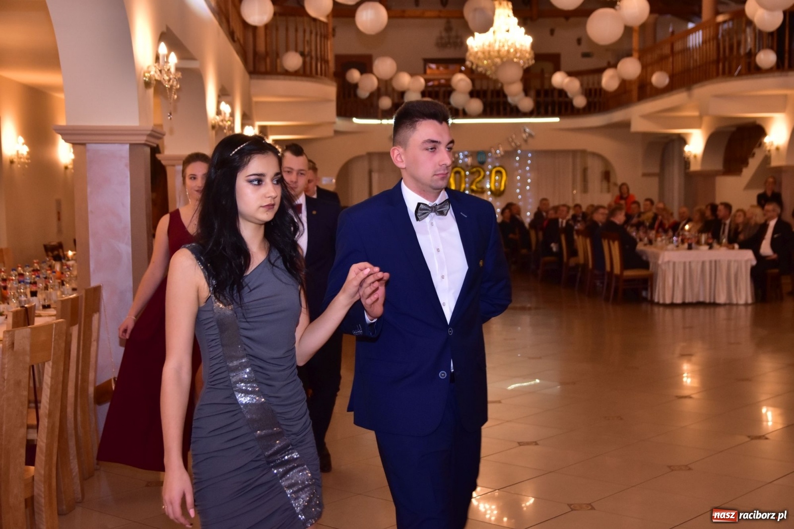 Zdjęcie w galerii na portalu naszraciborz.pl: Maturzyści z Mechanika wyszli do studniówkowego poloneza [FOTO i WIDEO] wiadomości z regionu