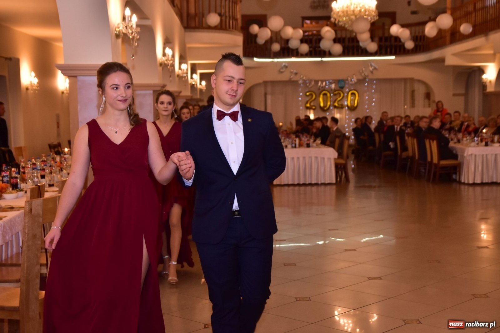 Zdjęcie w galerii na portalu naszraciborz.pl: Maturzyści z Mechanika wyszli do studniówkowego poloneza [FOTO i WIDEO] wiadomości z regionu