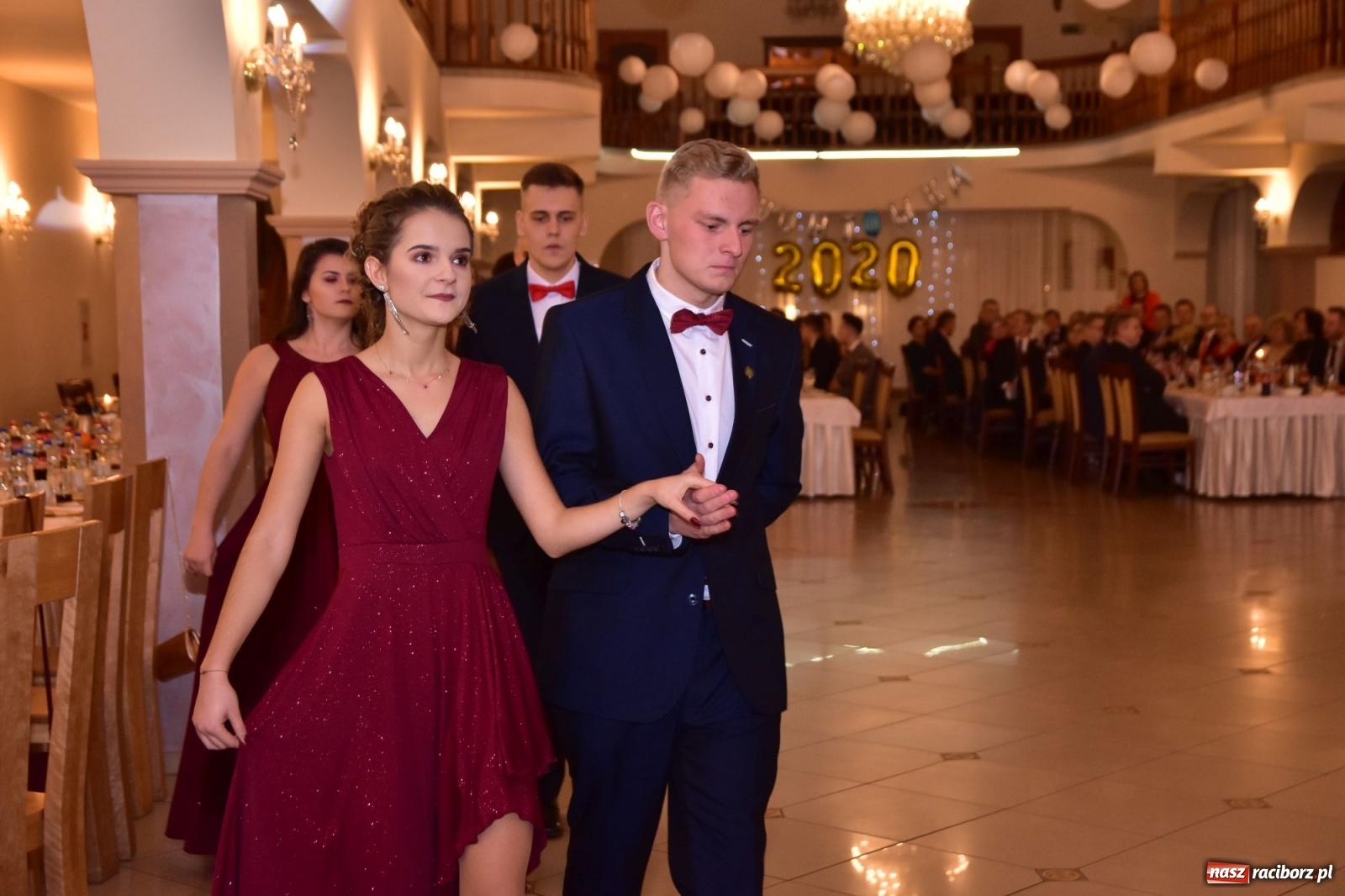 Zdjęcie w galerii na portalu naszraciborz.pl: Maturzyści z Mechanika wyszli do studniówkowego poloneza [FOTO i WIDEO] wiadomości z regionu