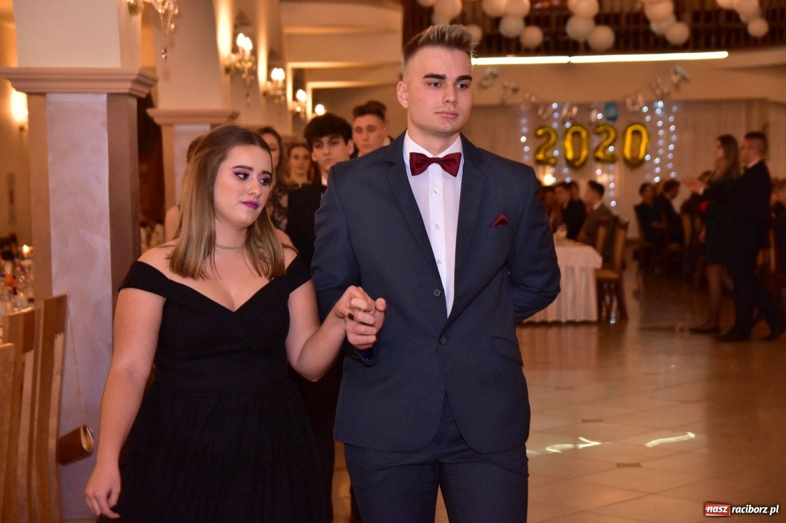 Zdjęcie w galerii na portalu naszraciborz.pl: Maturzyści z Mechanika wyszli do studniówkowego poloneza [FOTO i WIDEO] wiadomości z regionu