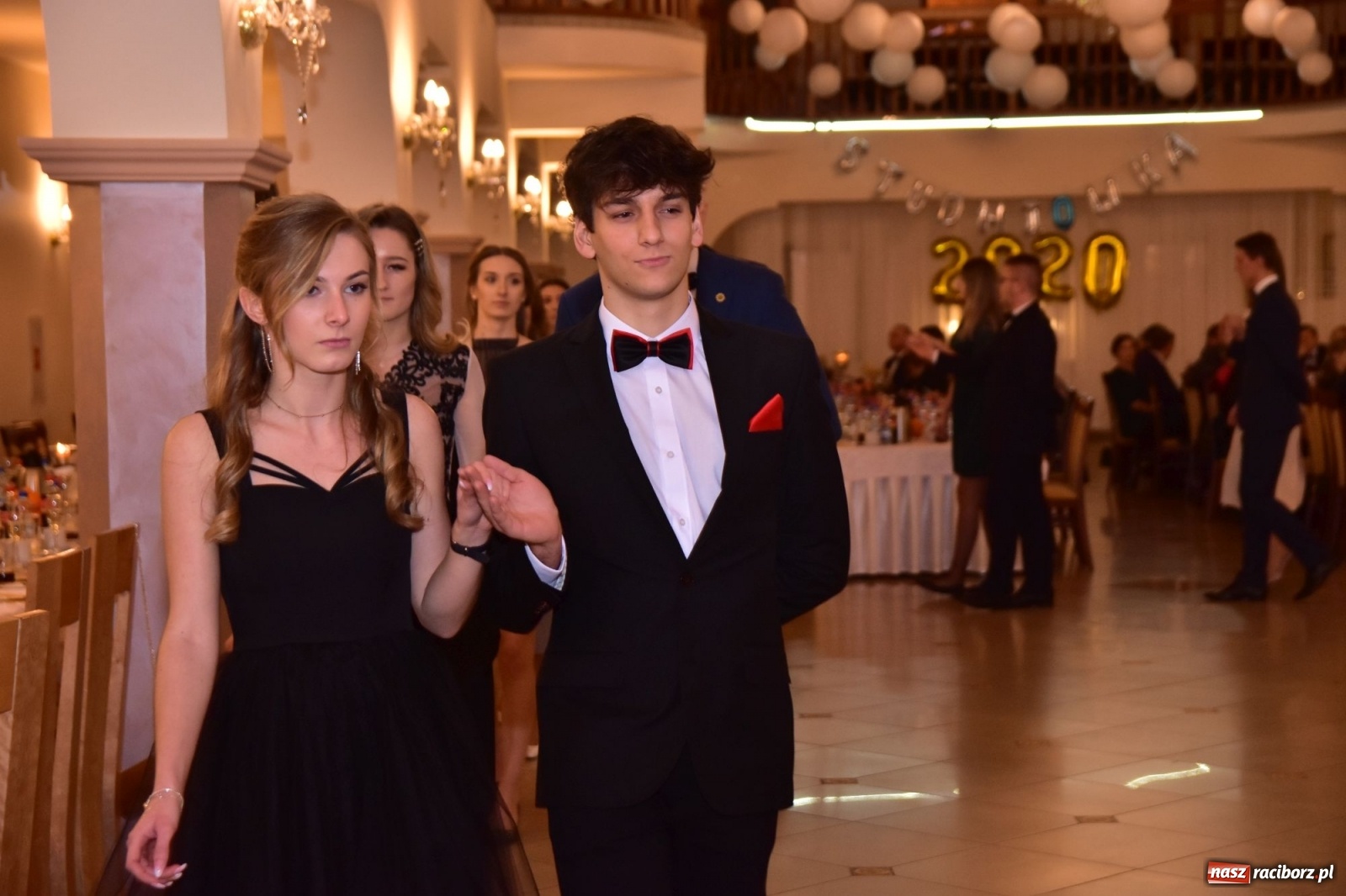 Zdjęcie w galerii na portalu naszraciborz.pl: Maturzyści z Mechanika wyszli do studniówkowego poloneza [FOTO i WIDEO] wiadomości z regionu